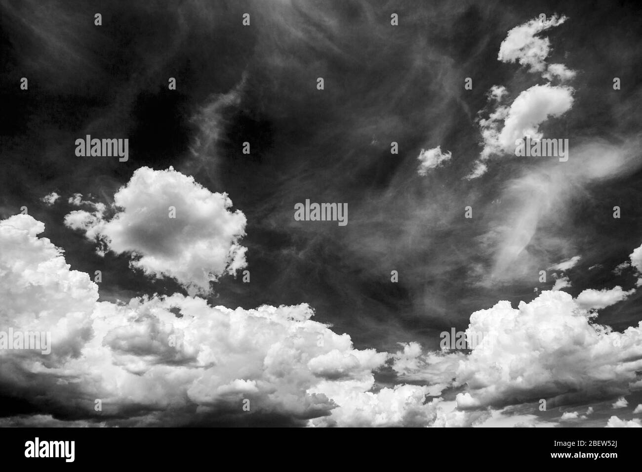 Vue en noir et blanc des magnifiques nuages de cumulus contre le ciel bleu azure ; sud-ouest des États-Unis Banque D'Images