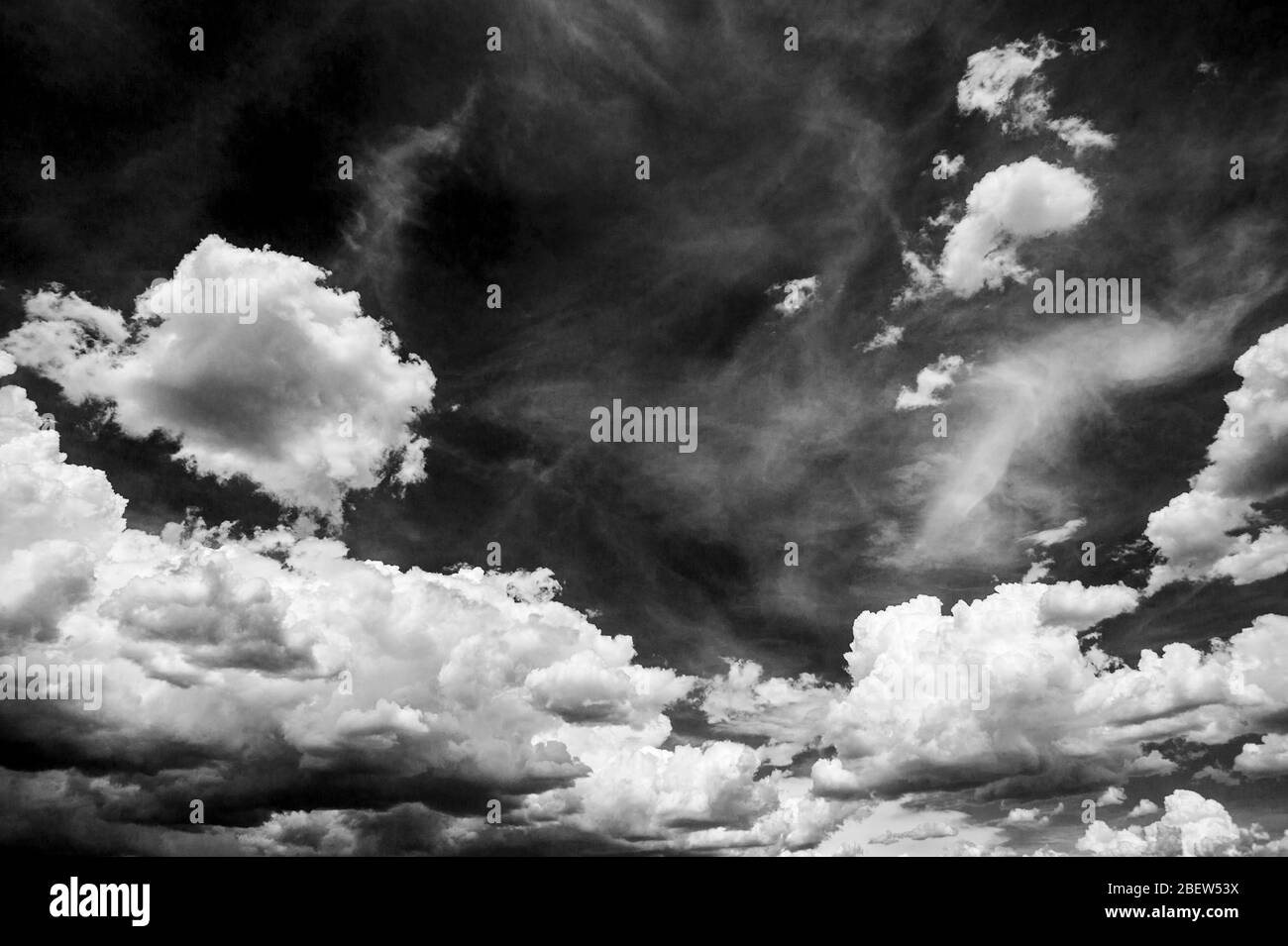 Vue en noir et blanc des magnifiques nuages de cumulus contre le ciel bleu azure ; sud-ouest des États-Unis Banque D'Images