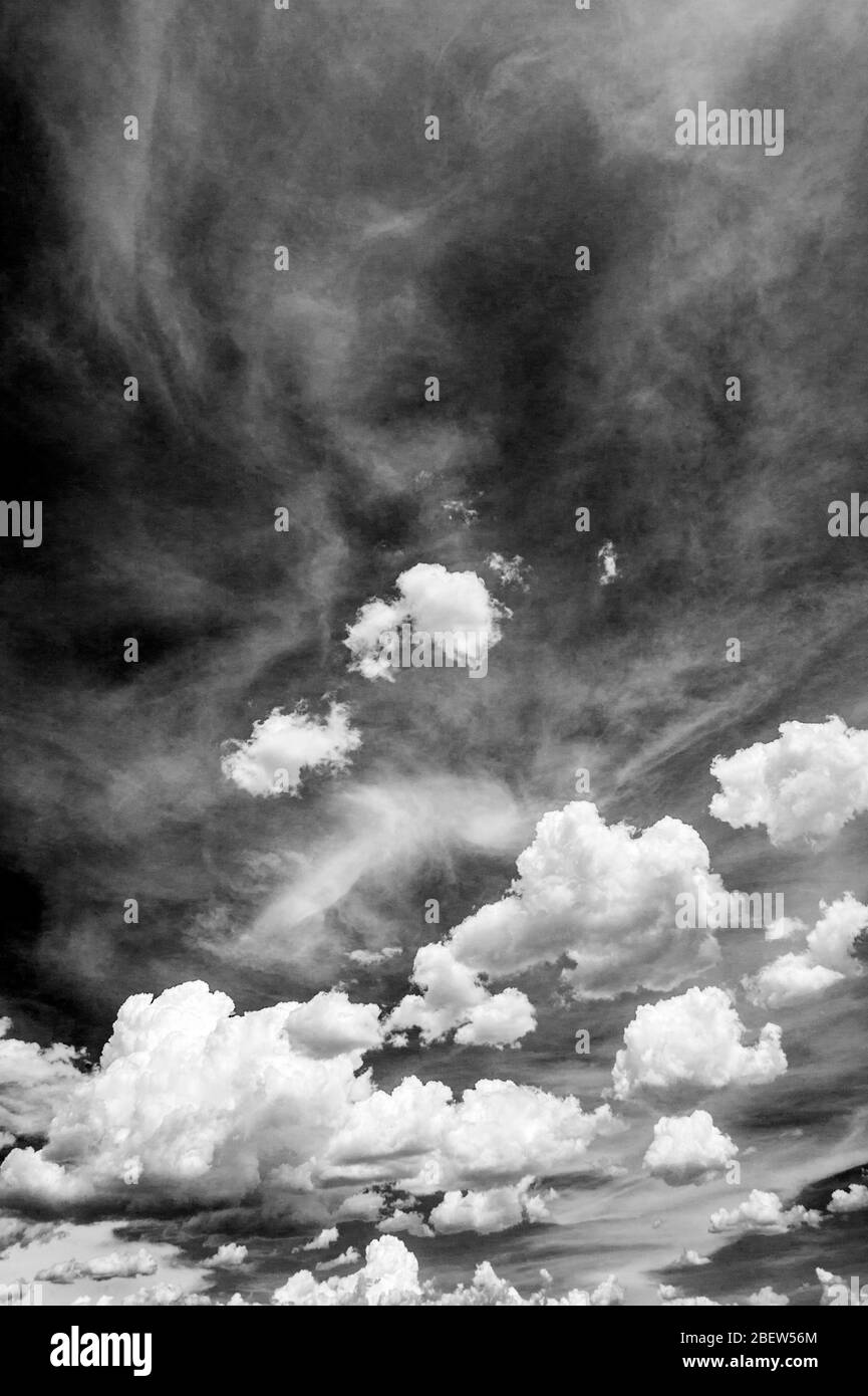 Vue en noir et blanc des magnifiques nuages de cumulus contre le ciel bleu azure ; sud-ouest des États-Unis Banque D'Images