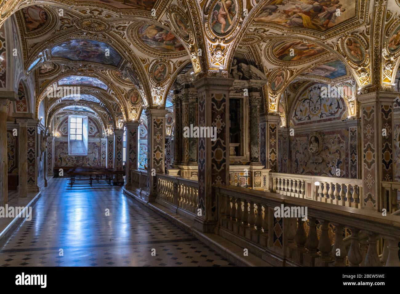 La crypte décorée de la cathédrale de Salerne (Duomo di Salerne), qui accueille les reliques de Saint Matthieu, Campanie, Italie Banque D'Images