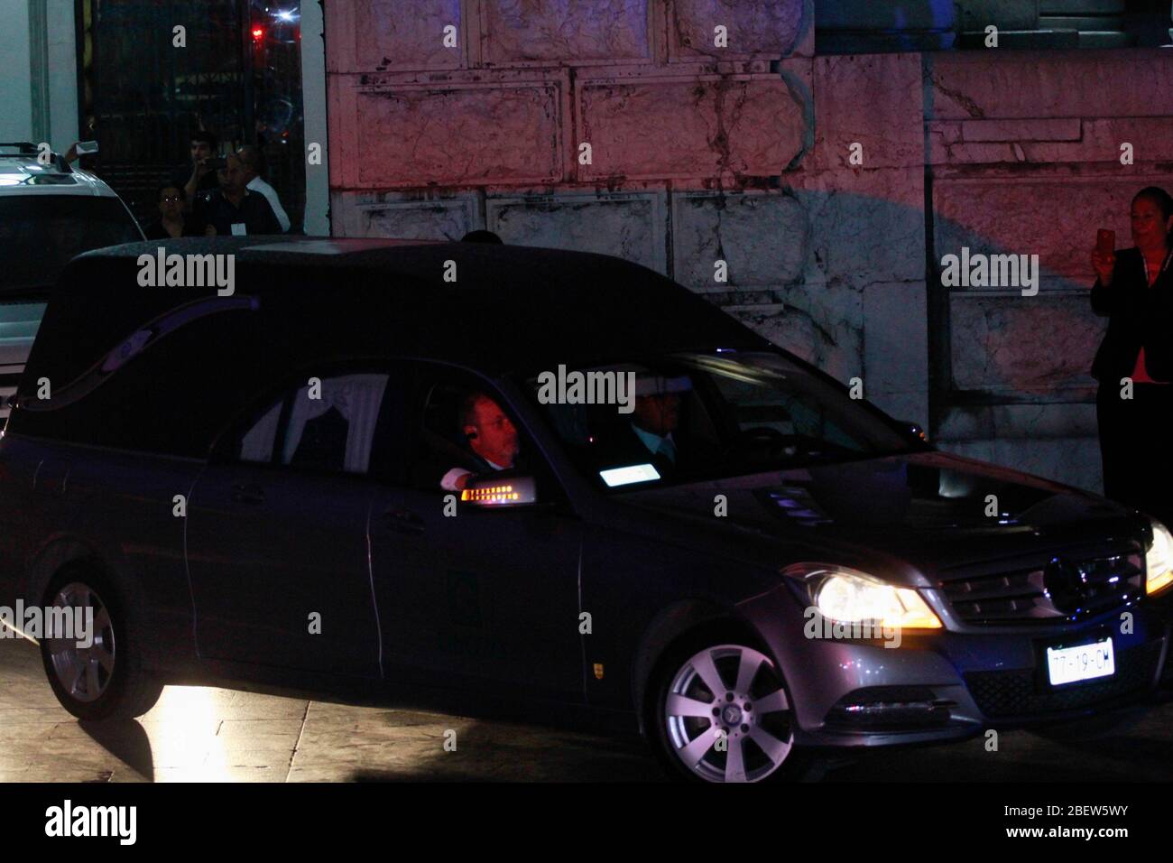 Ciudad de México 06/Septiembre/2016.la noche de este martes El Divo de Juárez “Juan Gabriel”, abandono el Palacio de Bellas Artes, en manos de su hijo Iván Gabriel Aguilera Salas y acompañado de representates de la secretaría de cultura y del INBA, para asser a Ciudad Chilahuas. La tarde del lunes, arribo al hangar présidential de la ciudad de méxico, las cenizas del divo de juárez, para ser trasladado bajo un amplio dispositivo de seguridad al palacio de bellas artes, y brindarun merechomido enaje, en donde cientos de admiradores, tiprediores, tempreron de tempreron Banque D'Images