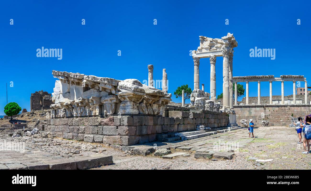 Pergamon, Turquie -07.22.2019. Ruines du Temple de Dionysos dans l'ancienne cité grecque Pergamon, Turquie. Grande vue panoramique Banque D'Images