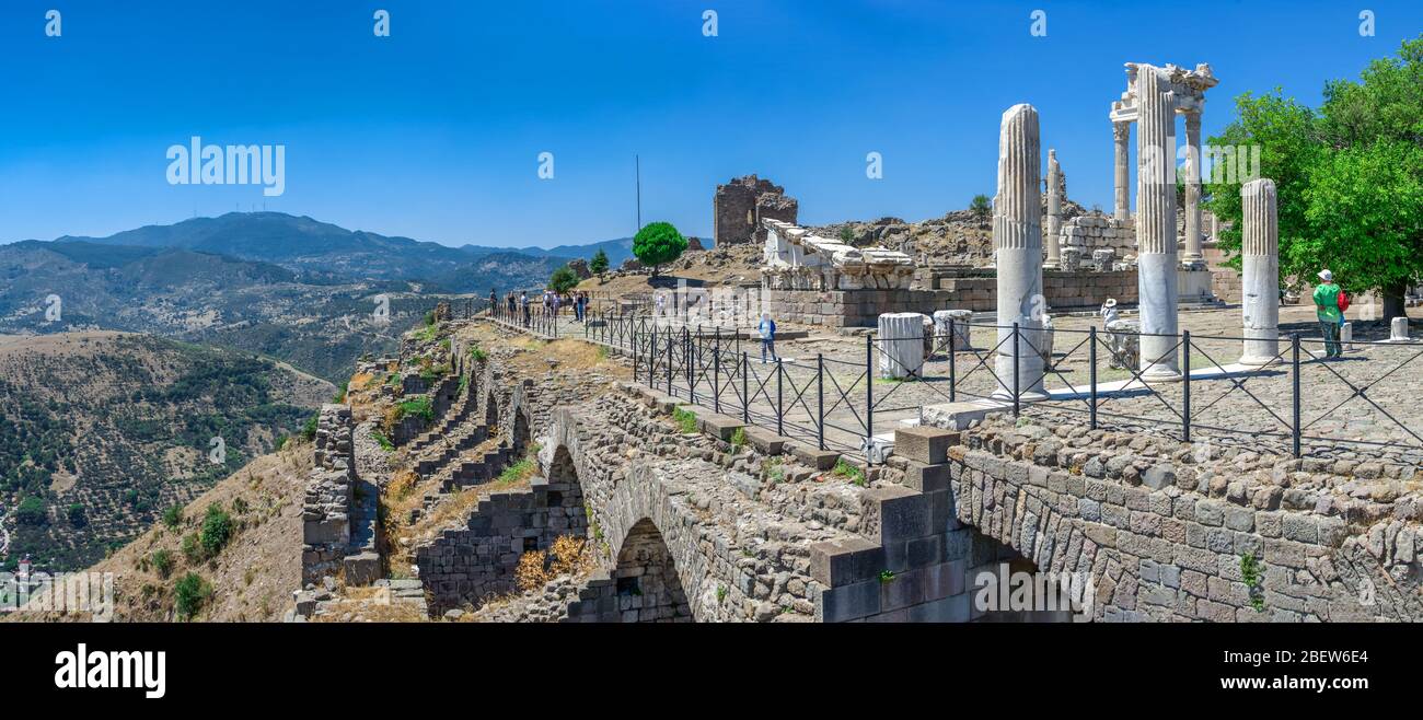 Pergamon, Turquie -07.22.2019. Agora dans les ruines de l'ancienne cité grecque Pergamon en Turquie. Grande vue panoramique sur une journée d'été ensoleillée Banque D'Images