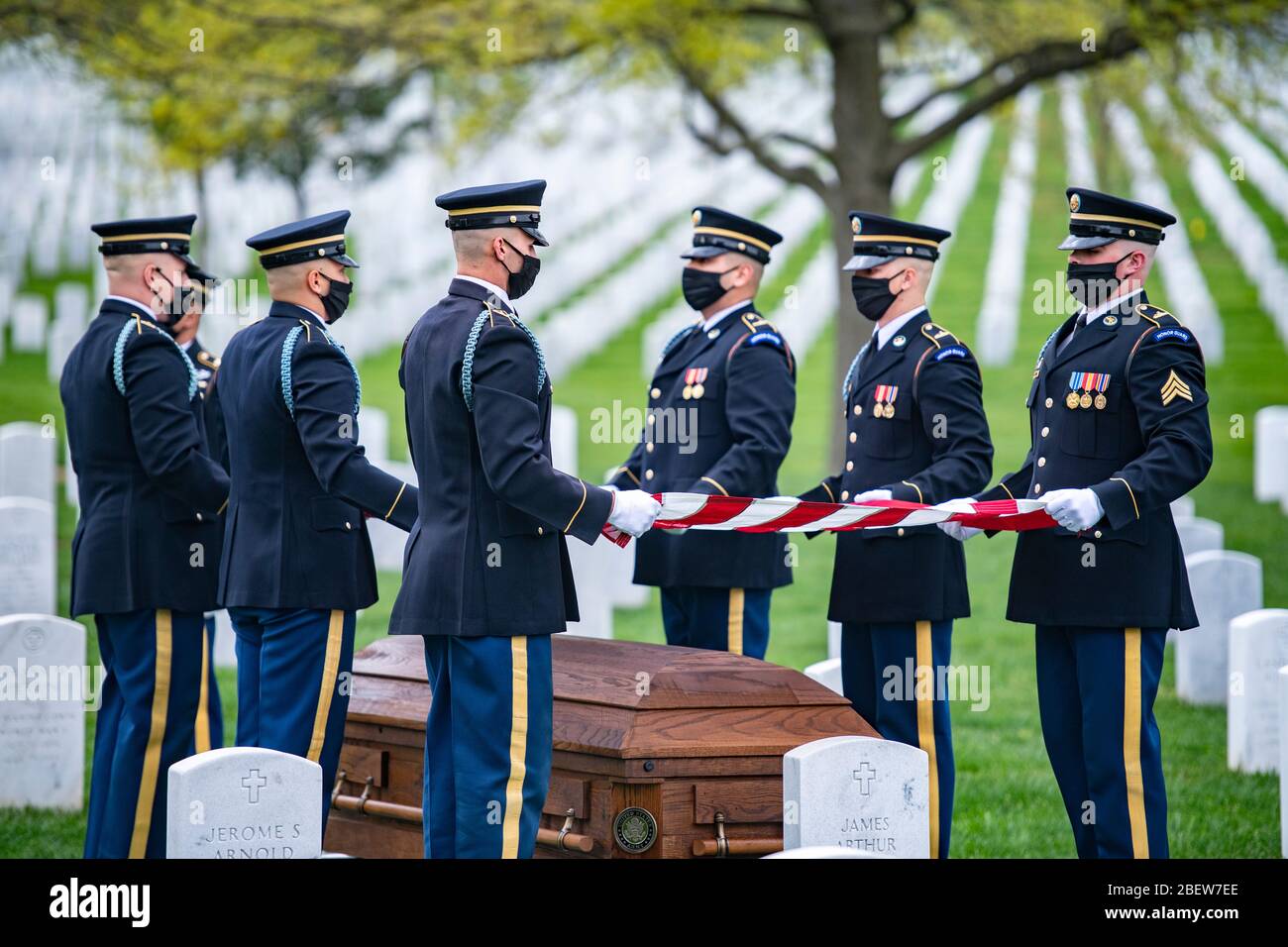 Arlington, États-Unis d'Amérique. 14 avril 2020. Arlington, États-Unis d'Amérique. 14 avril 2020. Les soldats de l'armée américaine affectés à la vieille garde ont modifié les honneurs funéraires militaires pour le Sgt de commandement retraité de l'armée. Maj. Robert M. Belch dans la section 68 du cimetière national d'Arlington le 14 avril 2020 à Arlington, en Virginie. Les soldats portent des revêtements pour atténuer la propagation de COVID-19 lors de la cérémonie. Crédit : Elizabeth Fraser/US Army/Alay Live News Banque D'Images