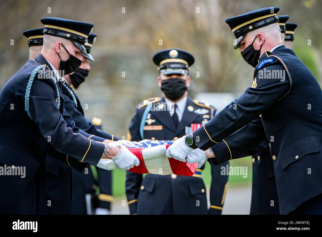 Arlington, États-Unis d'Amérique. 14 avril 2020. Arlington, États-Unis d'Amérique. 14 avril 2020. Les soldats de l'armée américaine affectés à la vieille garde ont modifié les honneurs funéraires militaires pour le Sgt de commandement retraité de l'armée. Maj. Robert M. Belch dans la section 68 du cimetière national d'Arlington le 14 avril 2020 à Arlington, en Virginie. Les soldats portent des revêtements pour atténuer la propagation de COVID-19 lors de la cérémonie. Crédit : Elizabeth Fraser/US Army/Alay Live News Banque D'Images