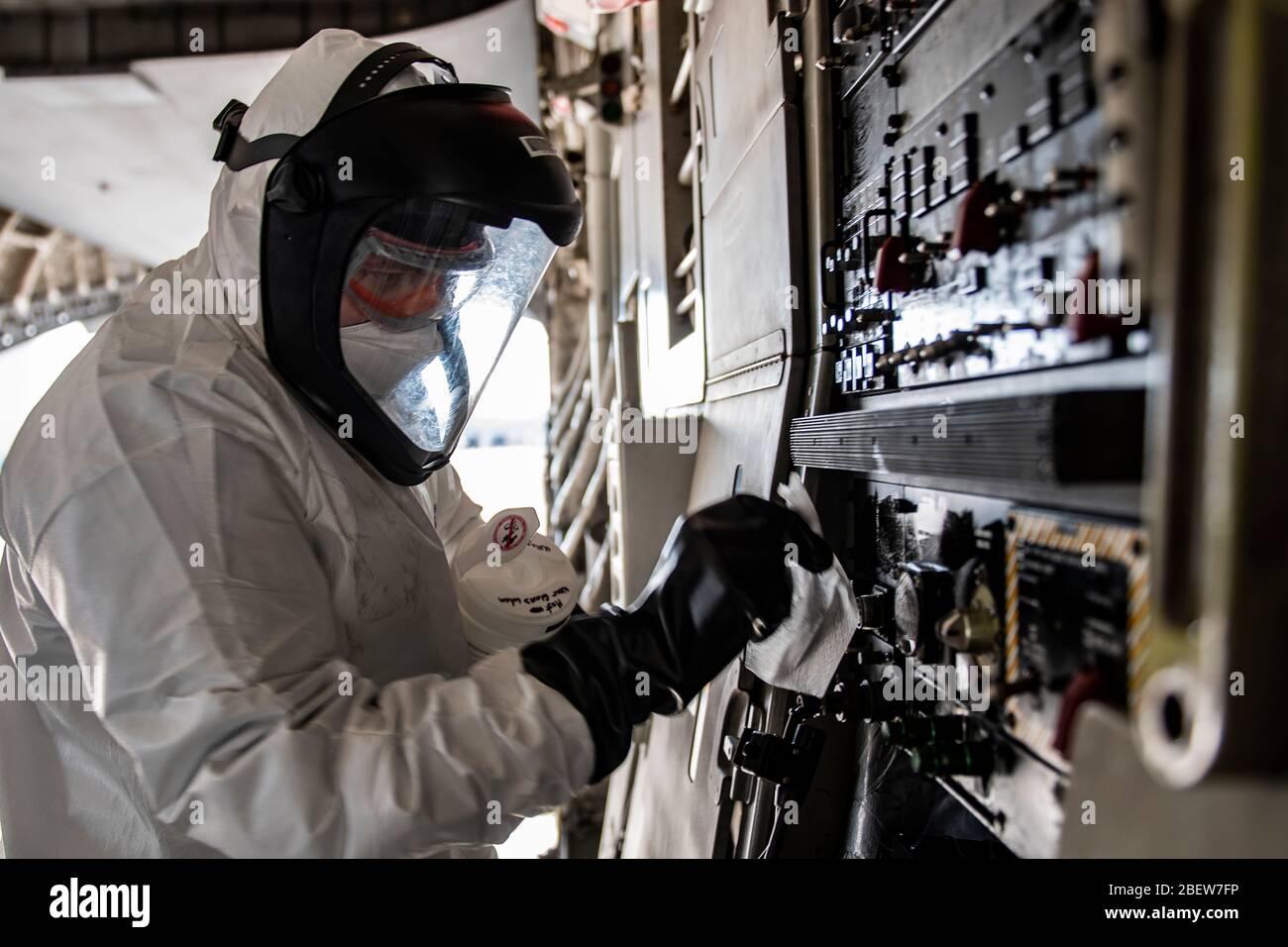 Pittsburgh, États-Unis d'Amérique. 15 avril 2020. Pittsburgh, États-Unis d'Amérique. 15 avril 2020. SSgt de la Force aérienne des États-Unis. John Lundy, désinfecte l'équipement à l'intérieur d'un énorme avion de fret C-17 Globemaster III de COVID-19, coronavirus à la station de réserve aérienne de l'aéroport international de Pittsburgh le 15 avril 2020 à Pittsburgh, en Pennsylvanie. Toutes les forces aériennes sont maintenant désinfectées à la suite de toute mission visant à aider à contenir la propagation du coronavirus COVID-19. Crédit: Joshua J. Seybert/États-Unis Air Force/Alay Live News Banque D'Images