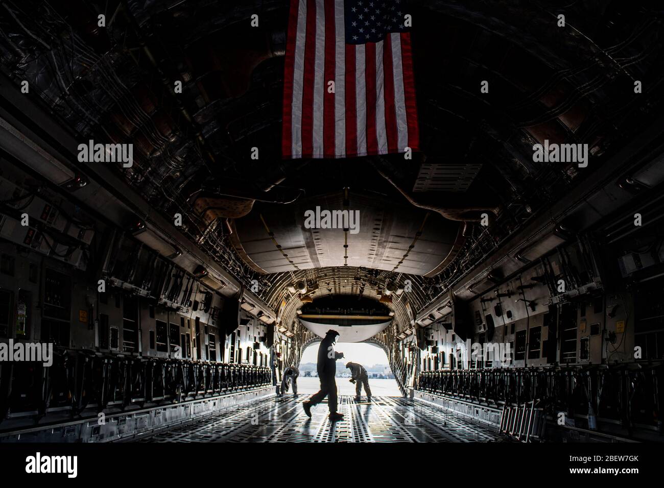 Pittsburgh, États-Unis d'Amérique. 15 avril 2020. Pittsburgh, États-Unis d'Amérique. 15 avril 2020. Les aviateurs de la Force aérienne américaine désinfectent l'intérieur d'un énorme avion de fret C-17 Globemaster III de COVID-19, coronavirus à la station de réserve aérienne de l'aéroport international de Pittsburgh le 15 avril 2020 à Pittsburgh, en Pennsylvanie. Toutes les forces aériennes sont maintenant désinfectées à la suite de toute mission visant à aider à contenir la propagation du coronavirus COVID-19. Crédit: Joshua J. Seybert/États-Unis Air Force/Alay Live News Banque D'Images