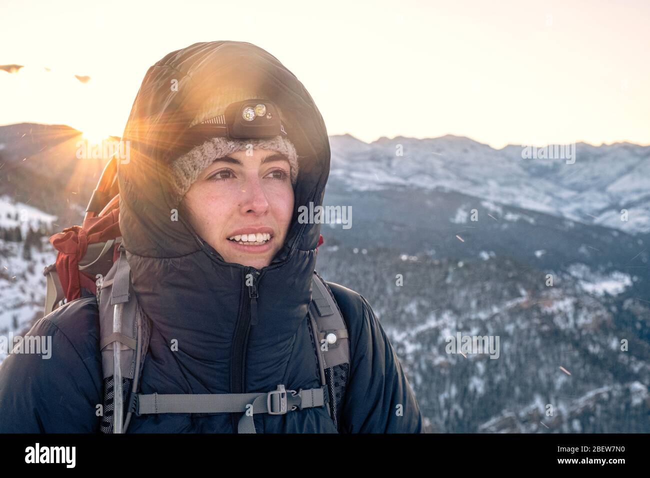 Jeune femme regardant la vue depuis le sommet de la montagne au lever du soleil du Montana Banque D'Images