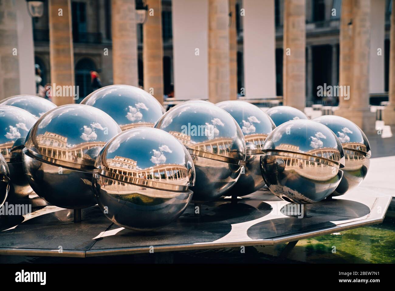 Nuages dans la Fontaine de boule d'argent au Palais Royal à Paris, France Banque D'Images