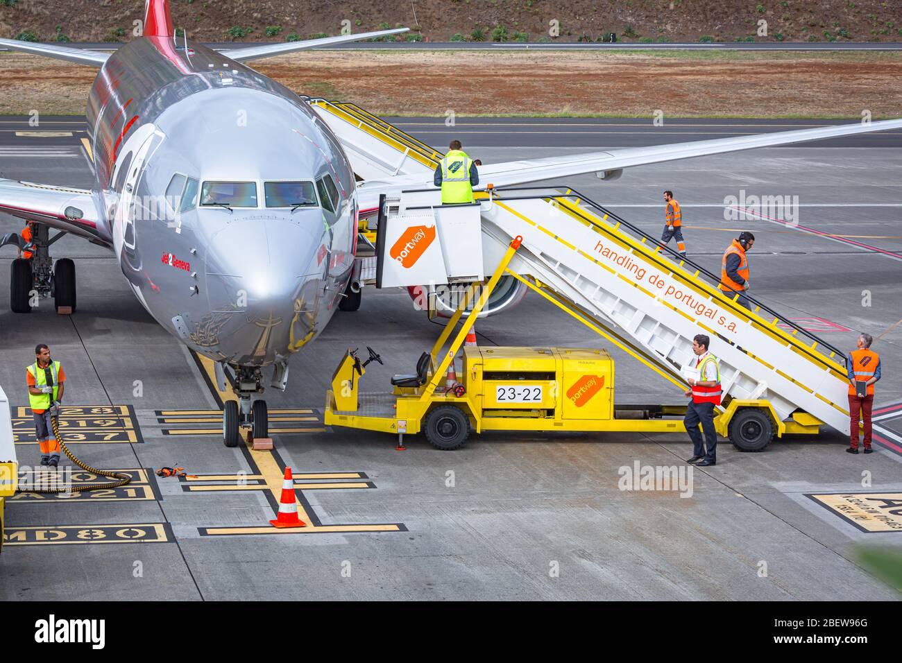 L'équipage de sol de Portway Handling de Portugal S.A. prépare le Boeing 737-800 (G-JZBB) pour le décollage à l'aéroport international de Cristiano Ronaldo Madeira Banque D'Images