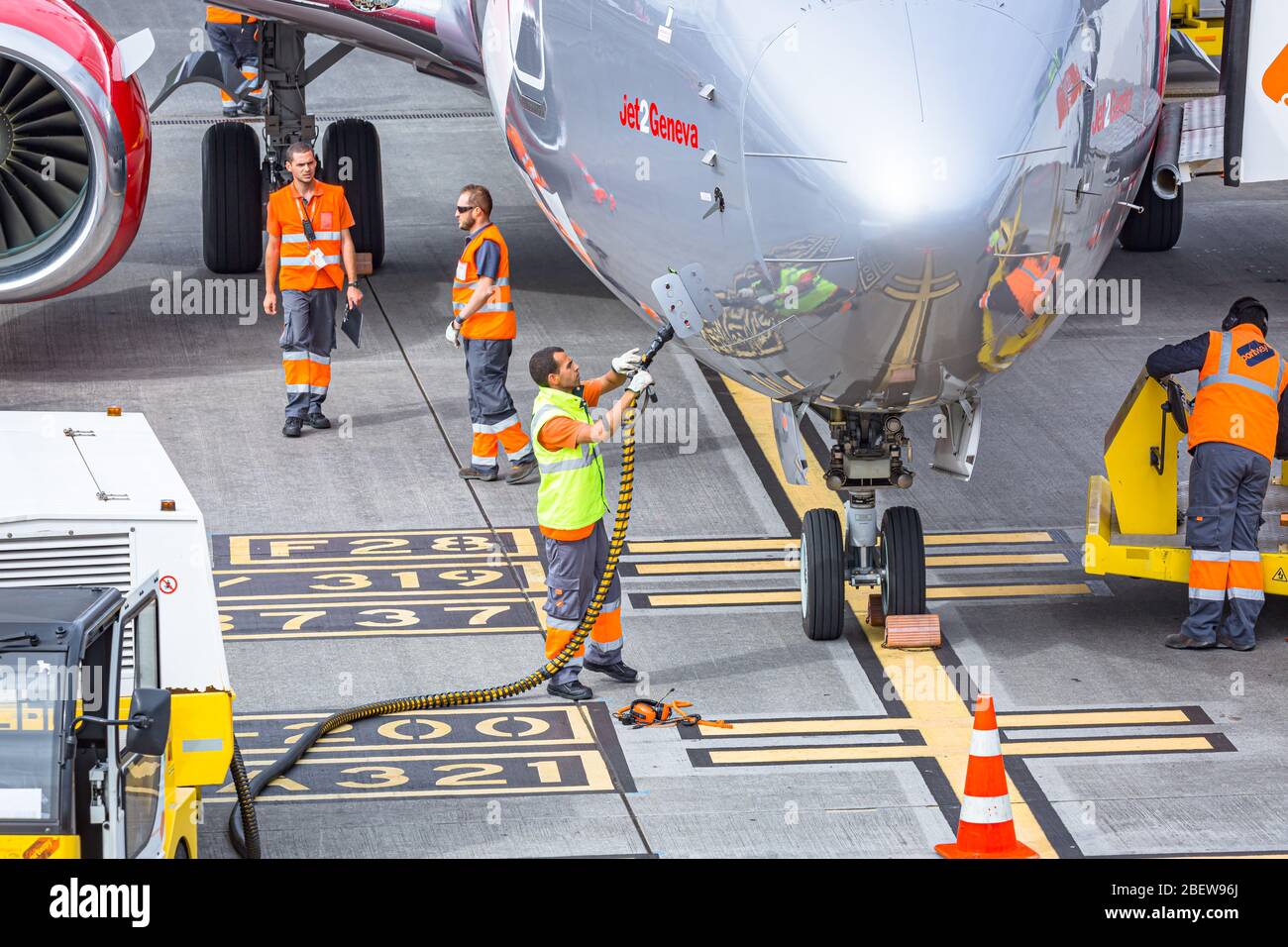 L'équipage de sol de Portway Handling de Portugal S.A. prépare le Boeing 737-800 (G-JZBB) pour le décollage à l'aéroport international de Cristiano Ronaldo Madeira Banque D'Images