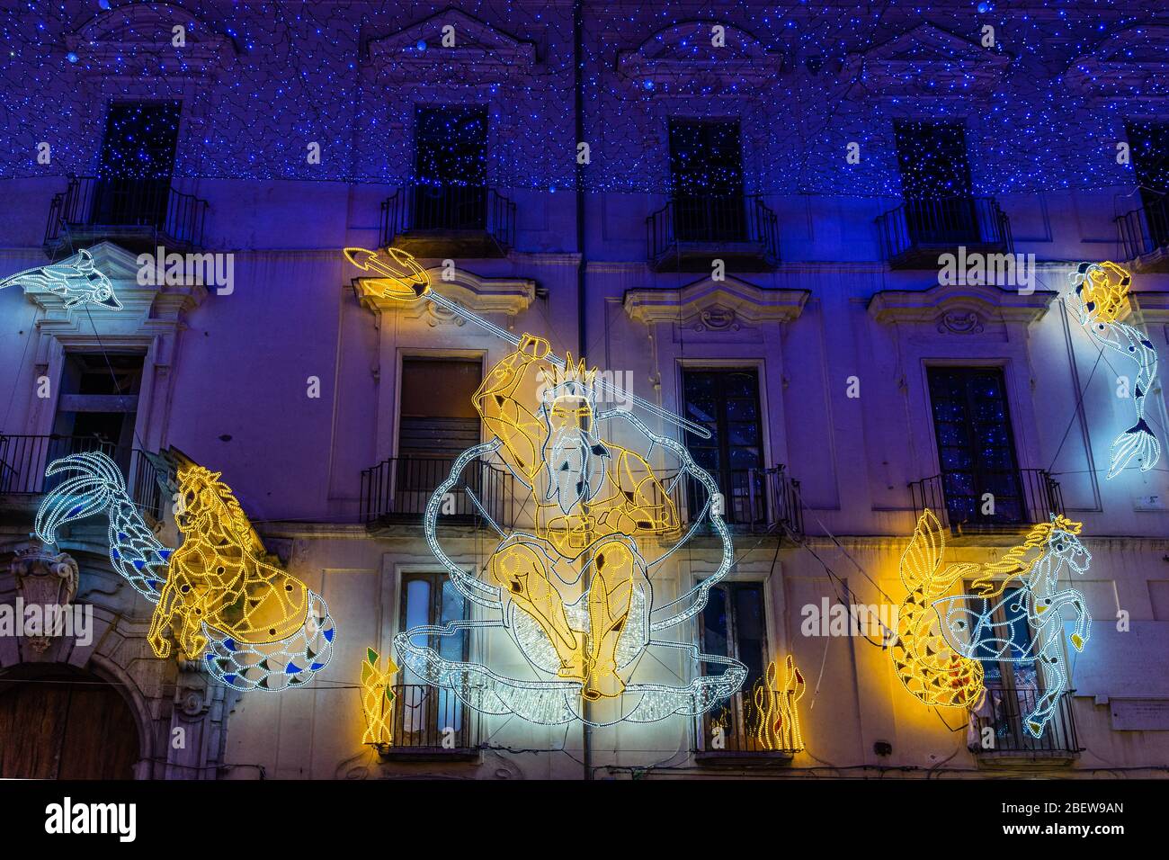 Salerne, Campanie, Italie, décembre 2019 - le pittoresque Neptune entouré de sirènes et de dauphins illuminer l'installation d'une partie de "Luci d'Artista" Banque D'Images