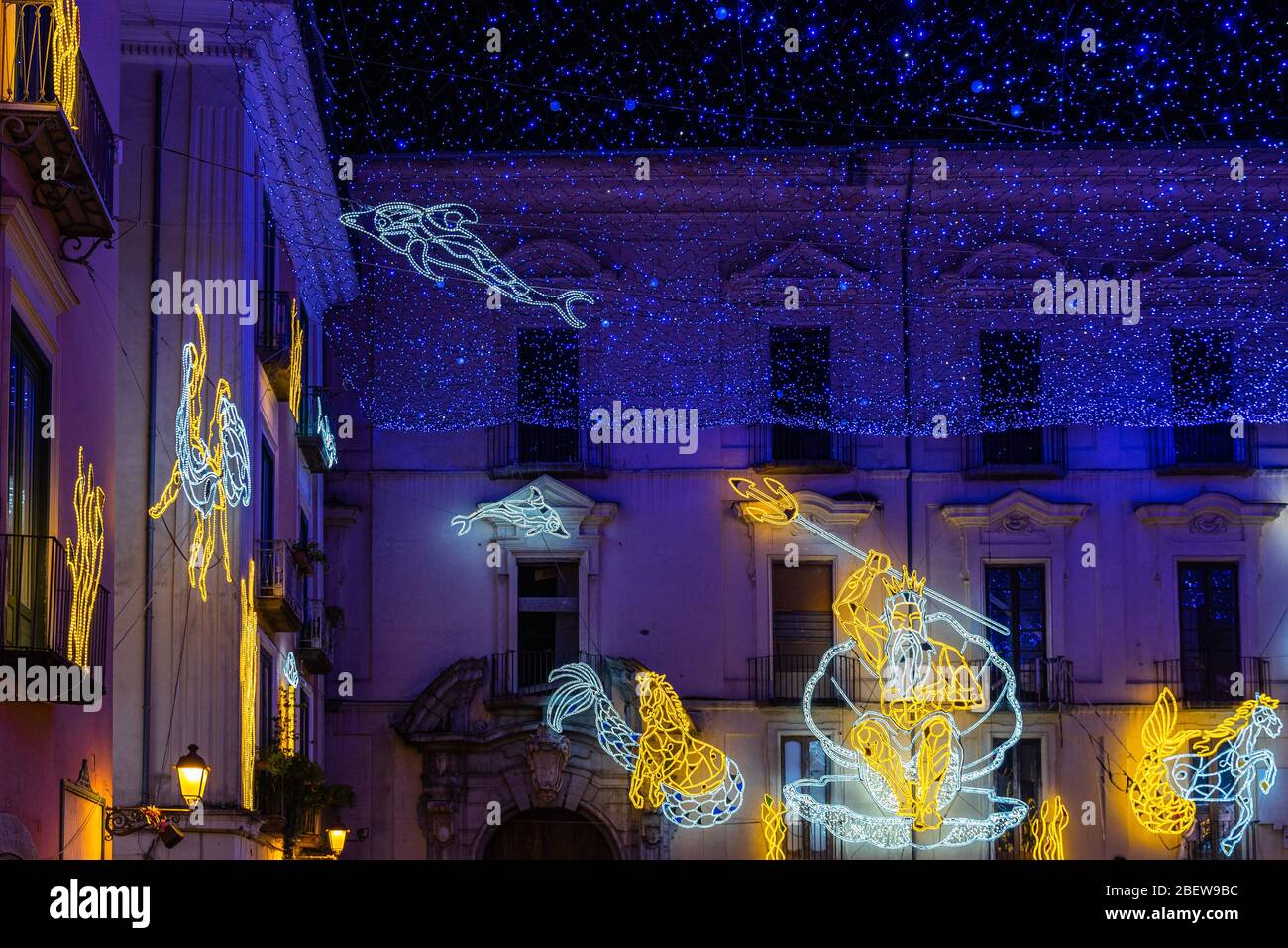 Salerne, Campanie, Italie, décembre 2019 - le pittoresque Neptune entouré de sirènes et de dauphins illuminer l'installation d'une partie de "Luci d'Artista" Banque D'Images