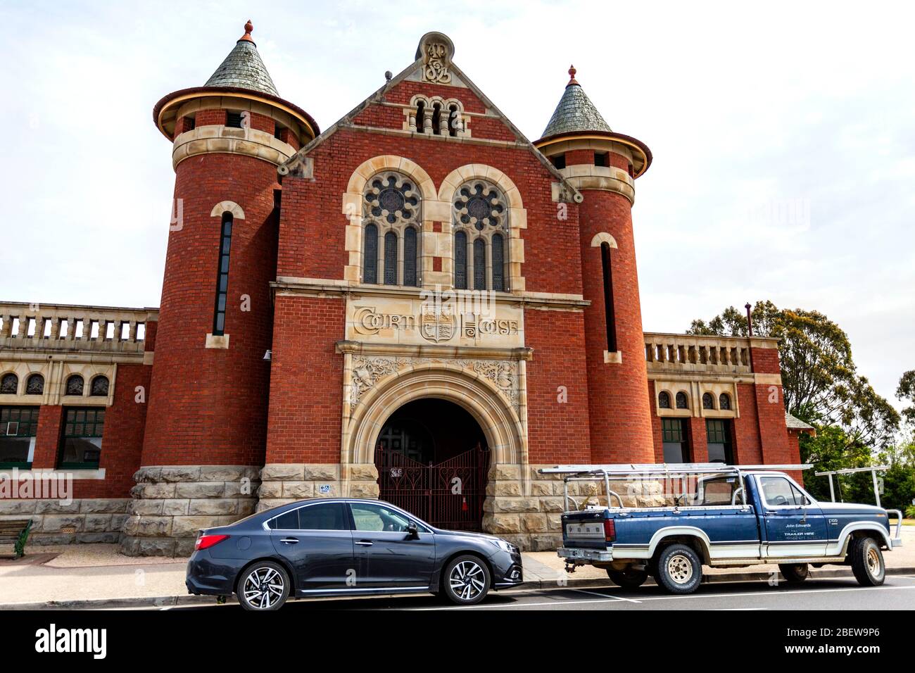 Façade de la court House construite en 1893 dans un style roman extravagant de la Fédération, à Bairnsdale, Victoria, Australie Banque D'Images