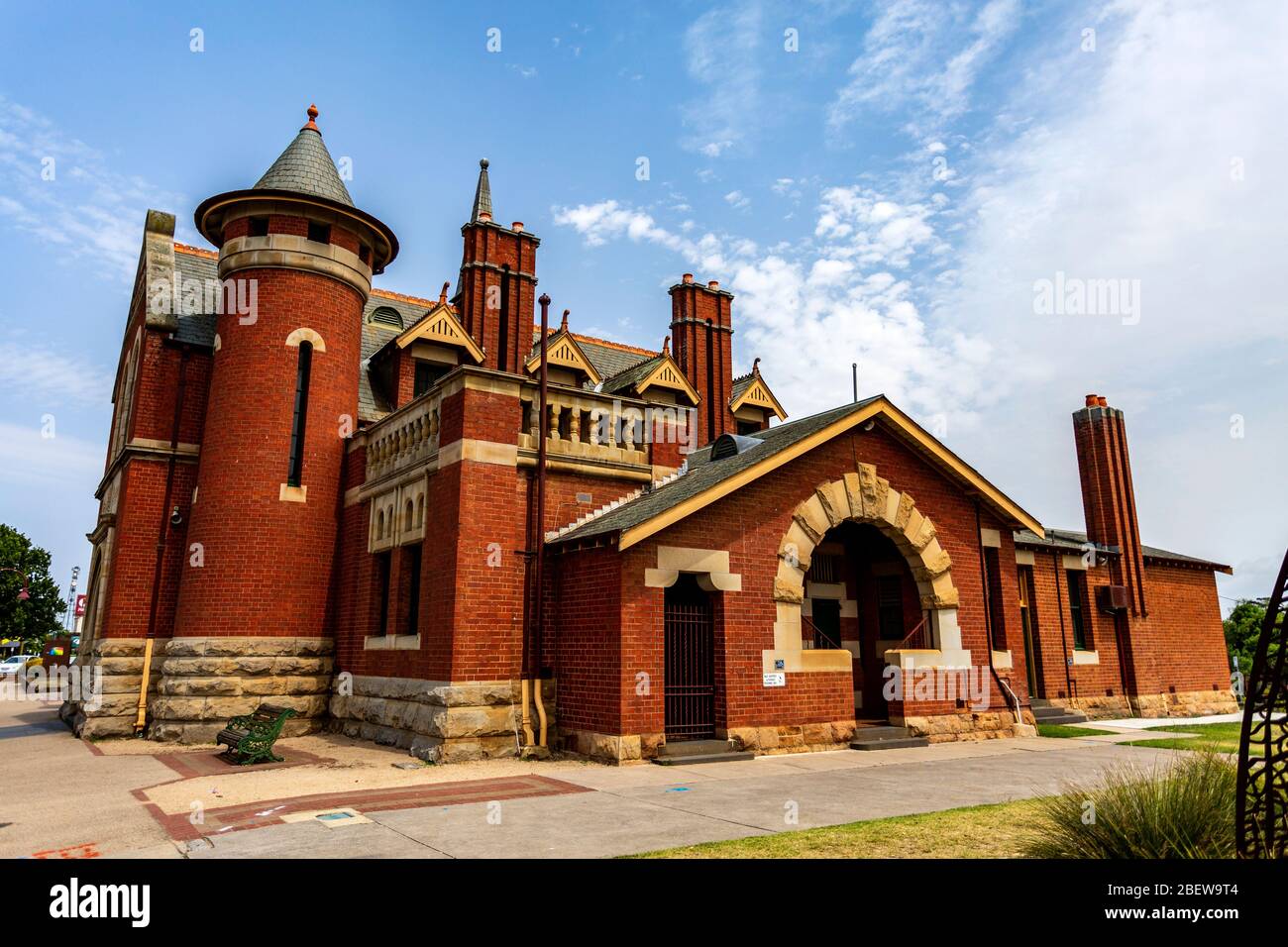 Élévation de l'est et tour de la court House construite en 1893 dans un style roman extravagant de la Fédération, à Bairnsdale, Victoria, Australie Banque D'Images