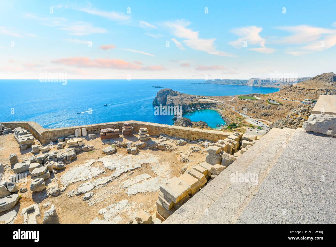 Vue magnifique de l'ancienne Acropole grecque Lindos sur l'île méditerranéenne de Rhodes Grèce en regardant la mer Égée Banque D'Images