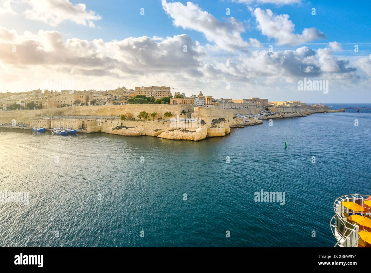 Vue sur la ville fortifiée de la Valette Malte depuis un bateau de croisière dans le Grand port de l'île méditerranéenne. Banque D'Images