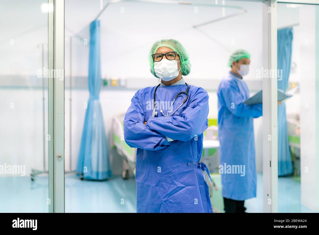 Le médecin asiatique et le personnel de l'équipe médicale portent un masque facial à l'hôpital pendant l'éclosion de Coronavirus. Banque D'Images