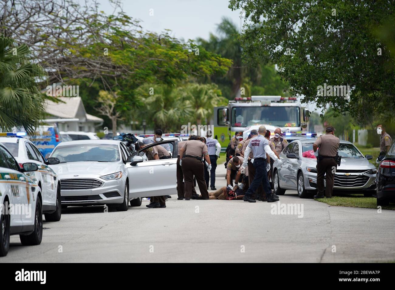 Miami, États-Unis d'Amérique. 15 avril 2020. MIAMI, FL - 15 AVRIL : le département de police de Miami-Dade a appréhendant un suspect de meurtre plus tôt aujourd'hui lors du Pandeminc-COVID-19 de Coranavirus le 15 avril 2020 à Miami, en Floride. (Photo de Alberto E. Tamargo/Sipa USA) crédit: SIPA USA/Alay Live News Banque D'Images