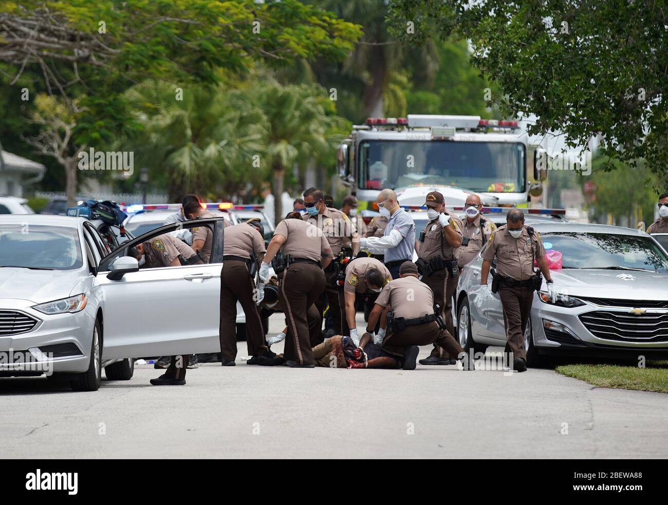 Miami, États-Unis d'Amérique. 15 avril 2020. MIAMI, FL - 15 AVRIL : le département de police de Miami-Dade a appréhendant un suspect de meurtre plus tôt aujourd'hui lors du Pandeminc-COVID-19 de Coranavirus le 15 avril 2020 à Miami, en Floride. (Photo de Alberto E. Tamargo/Sipa USA) crédit: SIPA USA/Alay Live News Banque D'Images