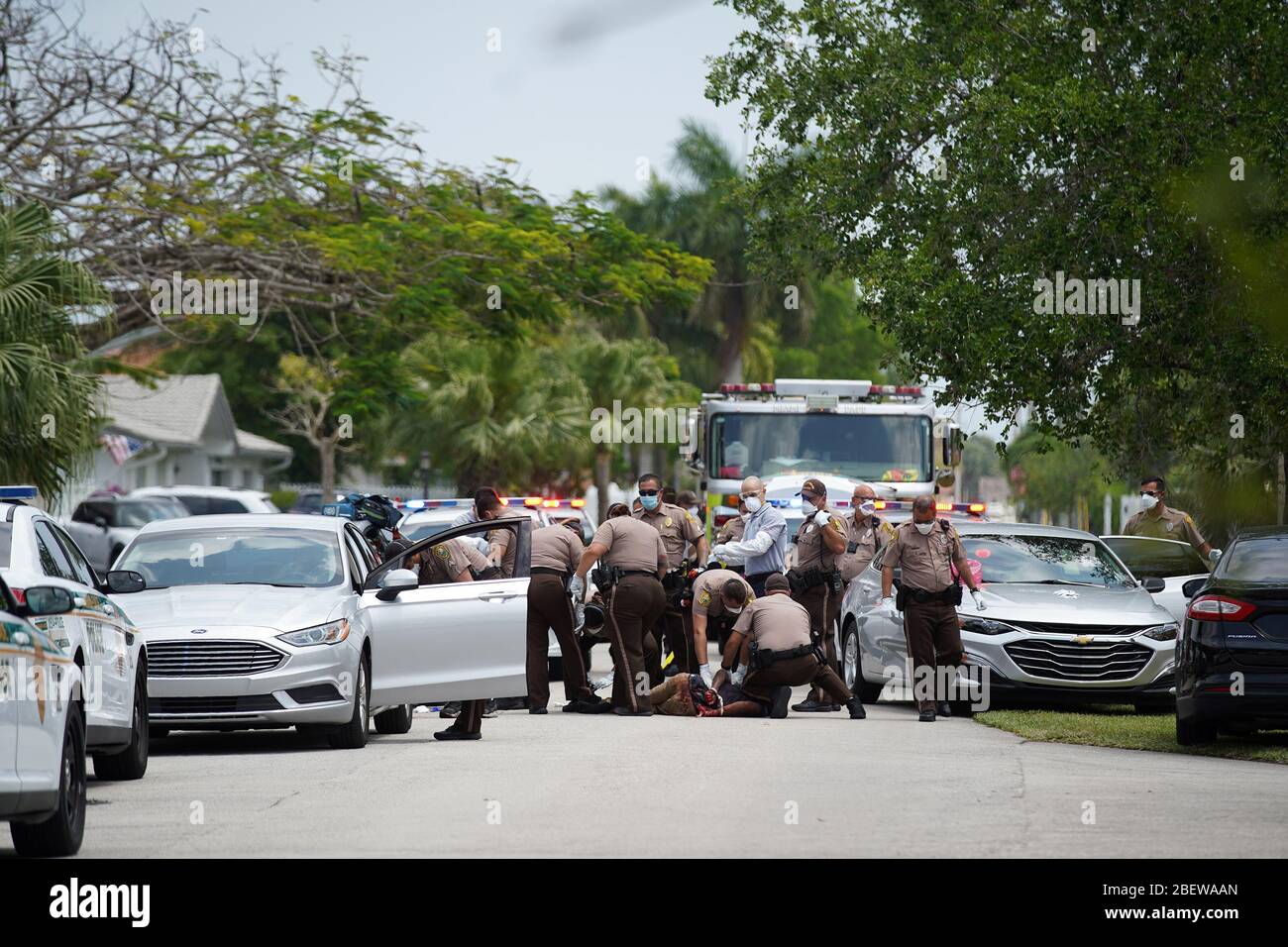 Miami, États-Unis d'Amérique. 15 avril 2020. MIAMI, FL - 15 AVRIL : le département de police de Miami-Dade a appréhendant un suspect de meurtre plus tôt aujourd'hui lors du Pandeminc-COVID-19 de Coranavirus le 15 avril 2020 à Miami, en Floride. (Photo de Alberto E. Tamargo/Sipa USA) crédit: SIPA USA/Alay Live News Banque D'Images