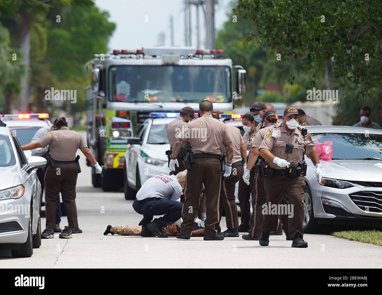 Miami, États-Unis d'Amérique. 15 avril 2020. MIAMI, FL - 15 AVRIL : le département de police de Miami-Dade a appréhendant un suspect de meurtre plus tôt aujourd'hui lors du Pandeminc-COVID-19 de Coranavirus le 15 avril 2020 à Miami, en Floride. (Photo de Alberto E. Tamargo/Sipa USA) crédit: SIPA USA/Alay Live News Banque D'Images