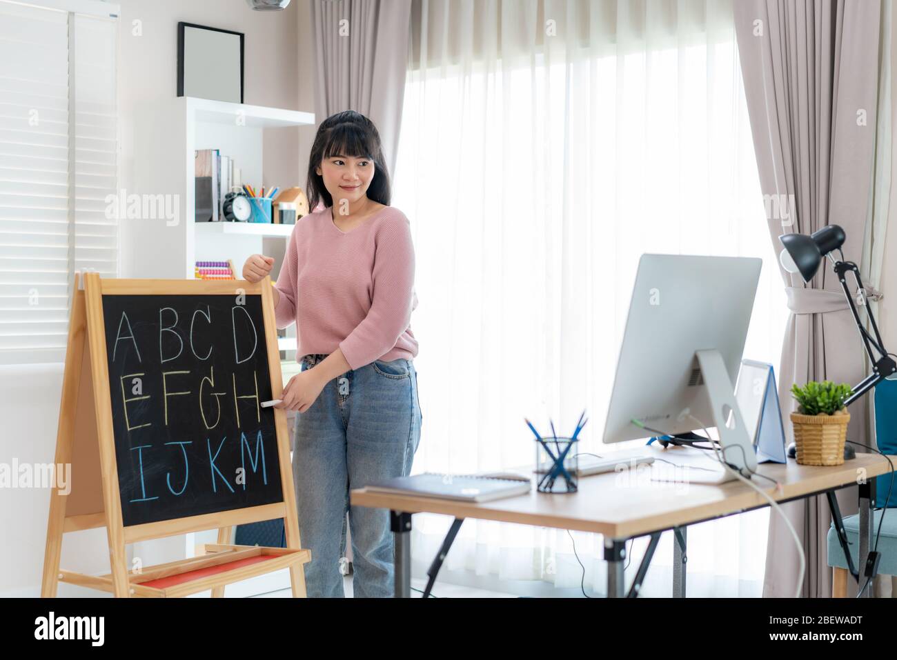 Professeur de femme asiatique enseignant l'alphabet anglais par vidéo conférence e-learning à l'école primaire, Homeschooling et l'enseignement à distance, onlin Banque D'Images