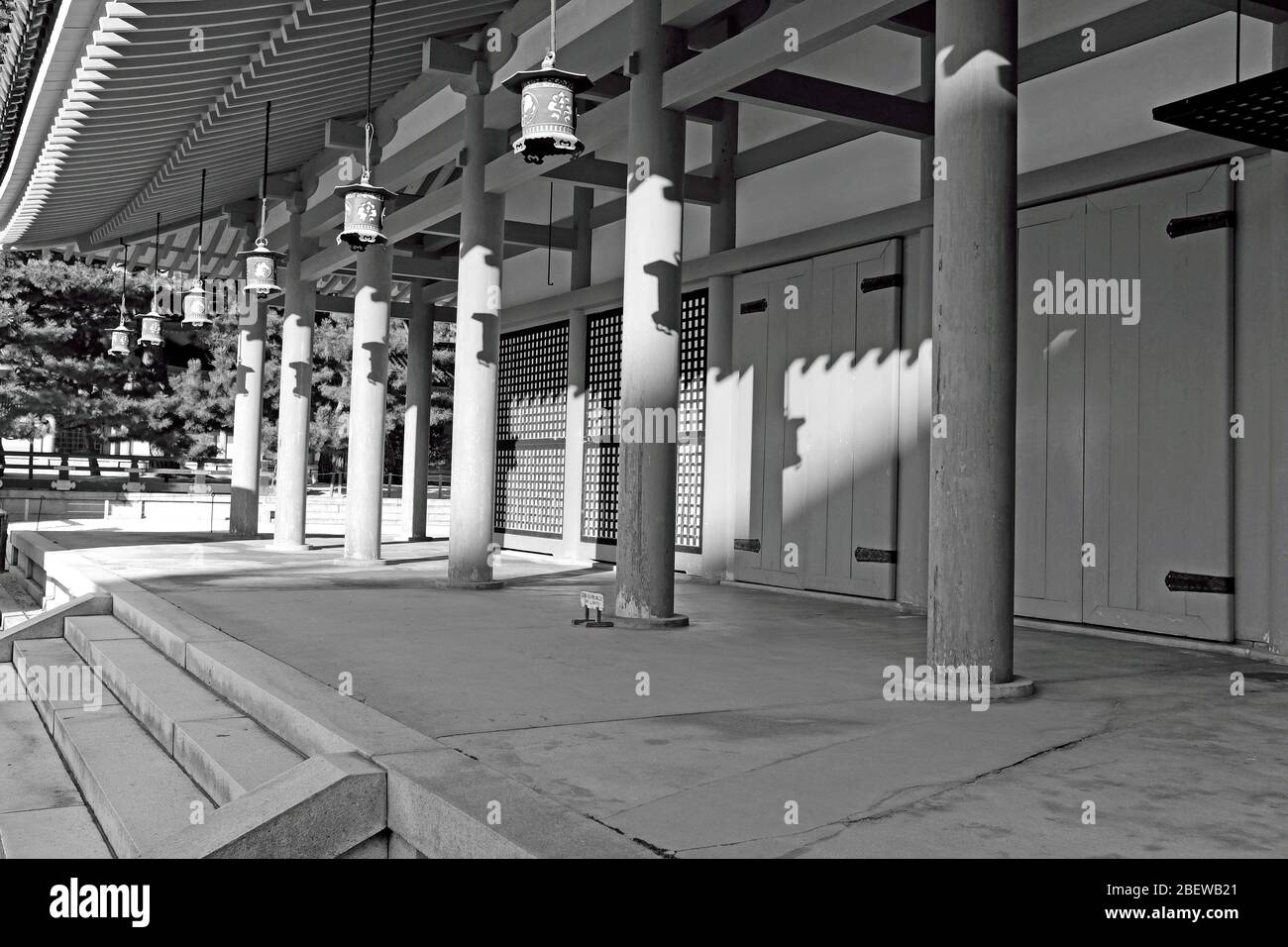 Un bâtiment japonais en bois historique avec des lanternes suspendues au-dessus d'un passage extérieur à Kyoto, Japon. Banque D'Images