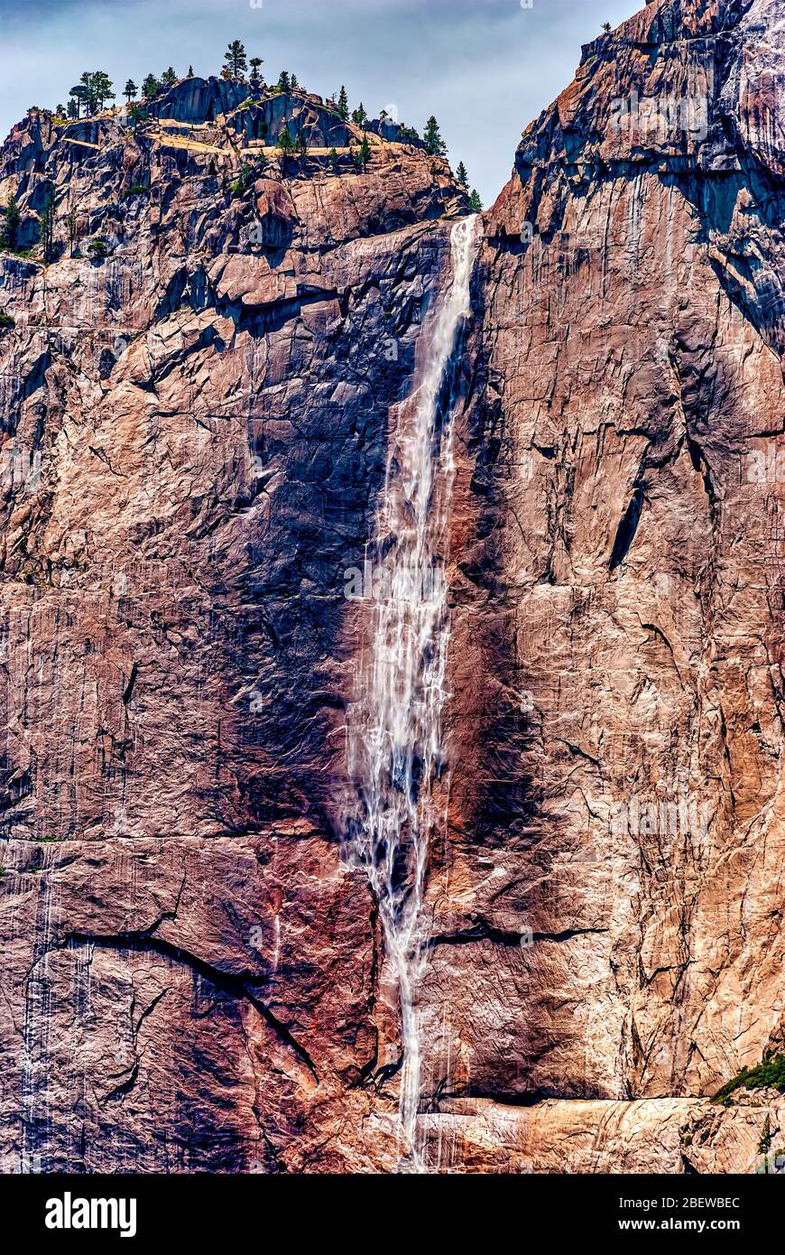 Les chutes de Yosemite, l'une des célèbres chutes du parc national de Yosemite en Californie. L'image a été prise en juillet. Banque D'Images