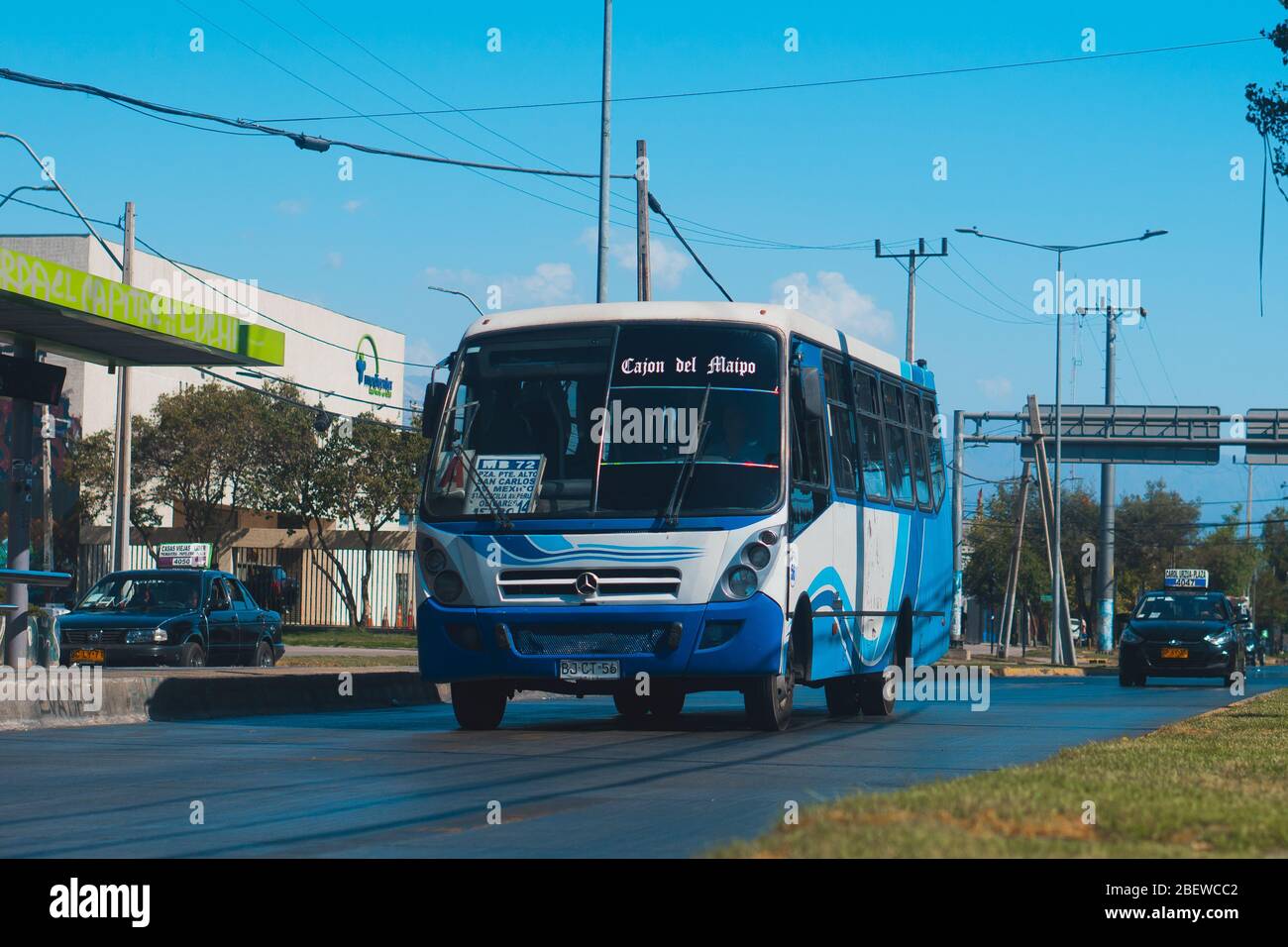 SANTIAGO, CHILI - FÉVRIER 2020: Un bus à Puente Alto Banque D'Images