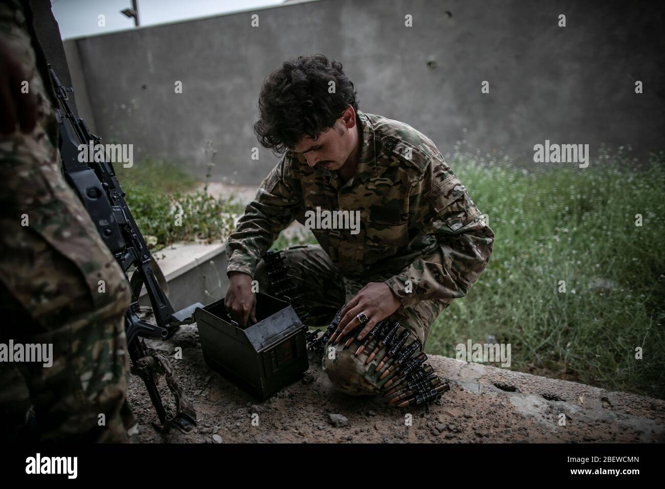 Tripoli, Lybia. 15 avril 2020. Un combattant du gouvernement de l'Accord national (GNA) soutenu par l'ONU nettoie les munitions lourdes à armes à feu à Wadi Al-Rabea, à environ 40 km au sud de Tripoli, Lybia, le 15 avril 2020. Crédit: Amru Salahuddien/Xinhua/Alay Live News Banque D'Images