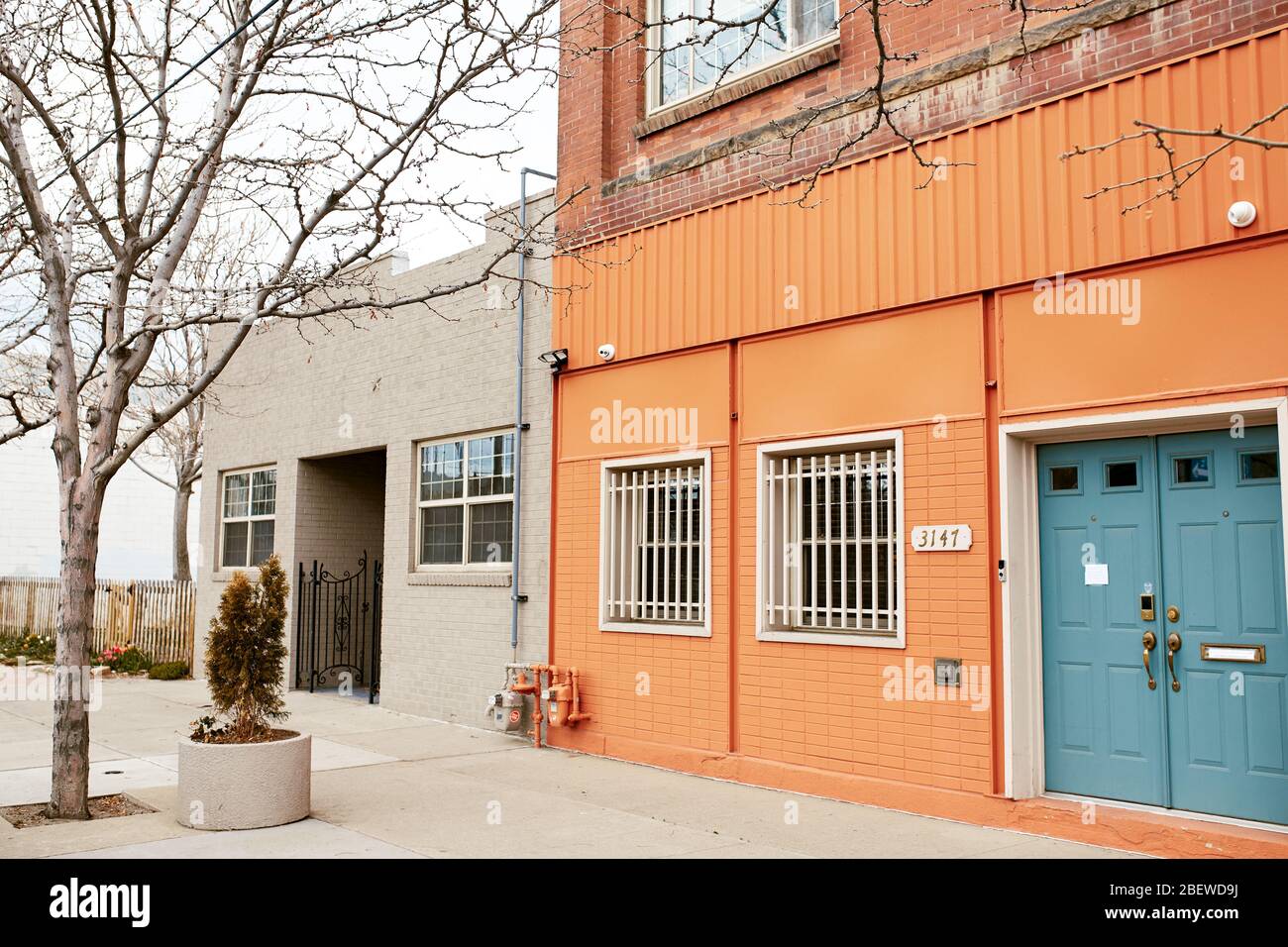 Denver, Colorado - 15 avril 2020: Des rues calmes, pour la plupart vides dans le quartier Rino pendant que Covid-19 restent sur commande. River North Arts District Banque D'Images