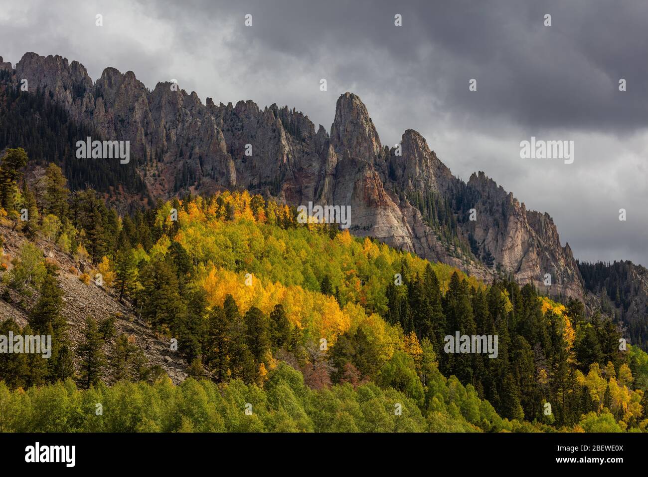 Les aiguilles d'Ophir, comme vu de la Skyway de San Juan à l'automne, Colorado Banque D'Images
