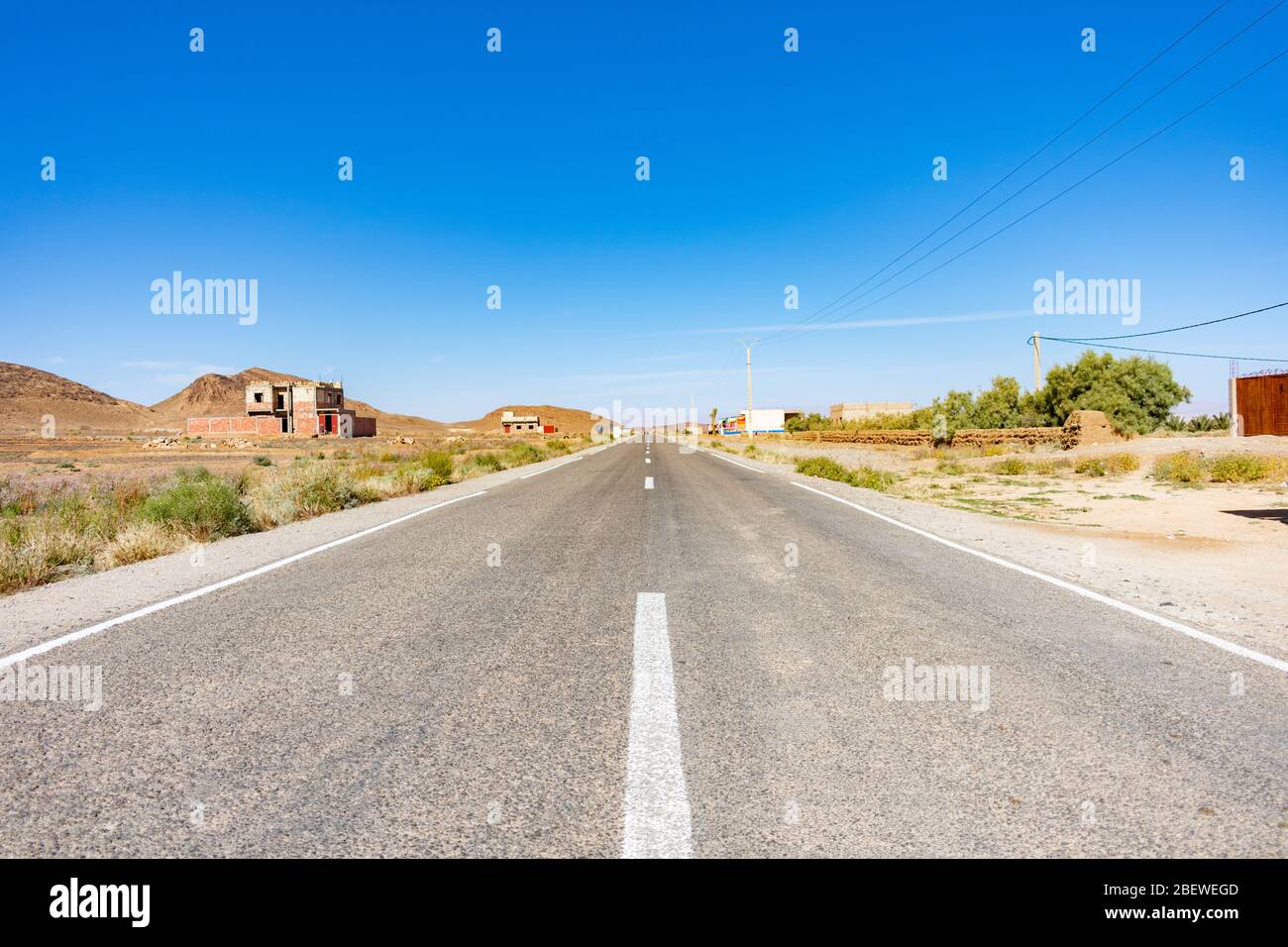 Tout droit Rural Road au Maroc Banque D'Images