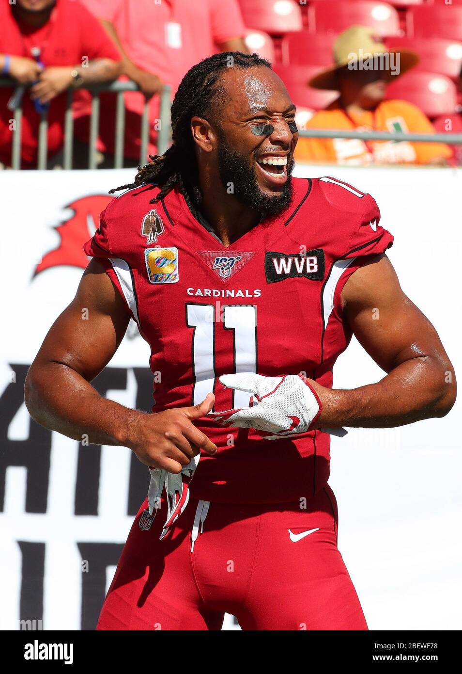 10 novembre 2019 ; Tampa, FL USA ; le grand receveur des Arizona Cardinals Larry Fitzgerald (11) sourit avant un match de la NFL contre les Tampa Bay Buccaneers à Raym Banque D'Images