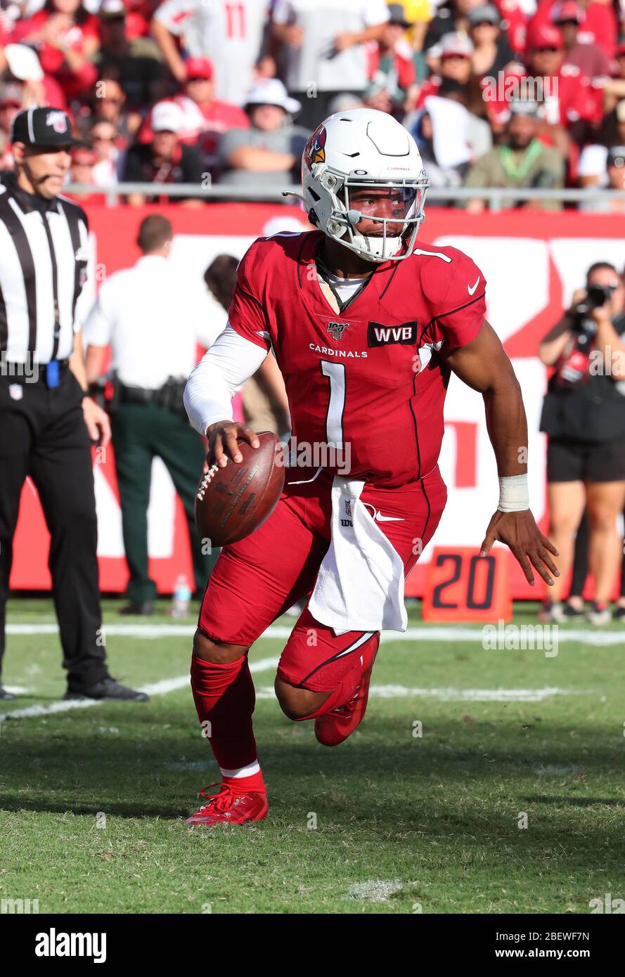 10 novembre 2019 ; Tampa, FL USA ; Arizona Cardinals Quarterback et premier tirage de la sélection Kyler Murray (1) sort de la poche lors d'un match NFL. Banque D'Images