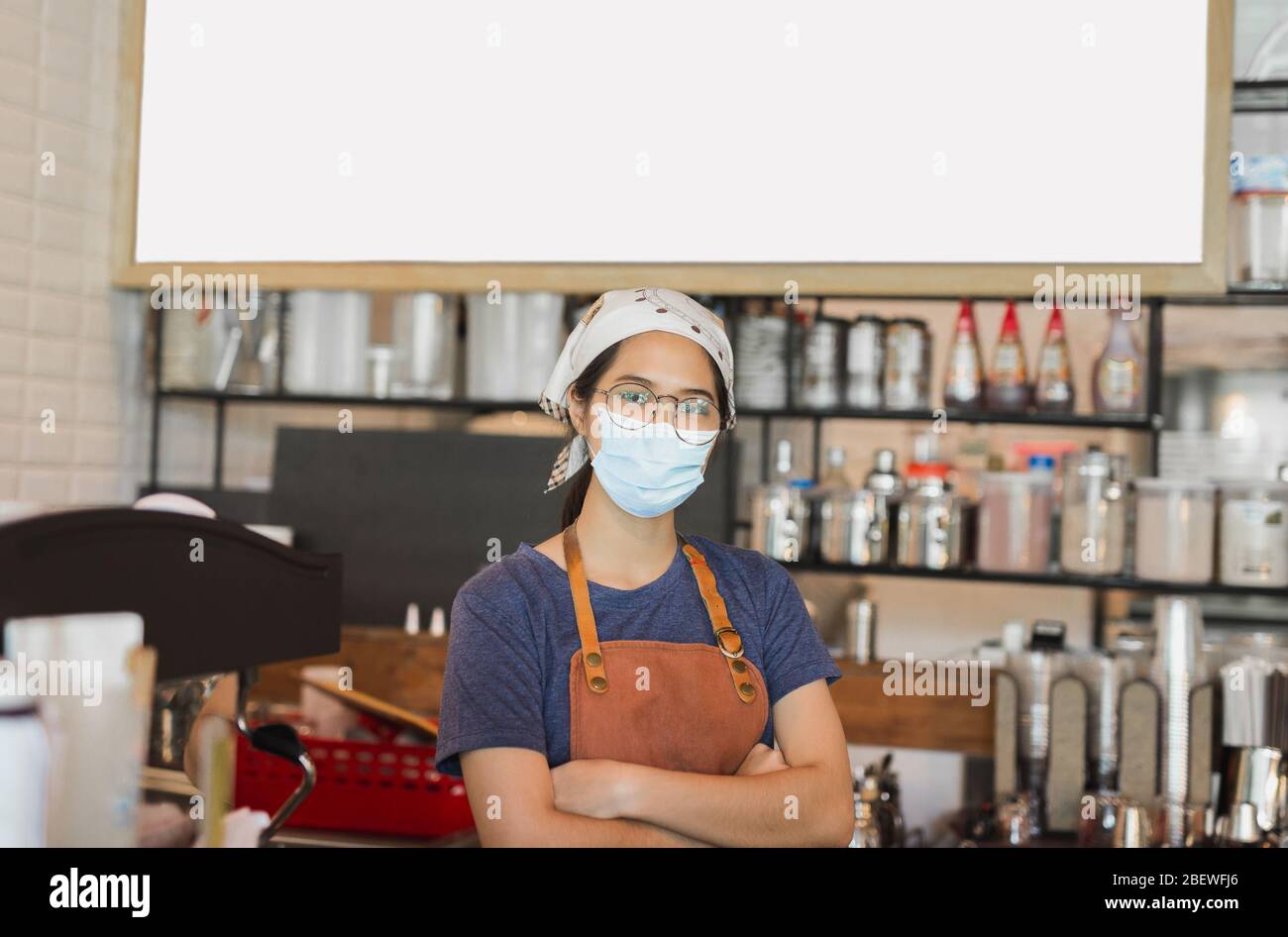 Les femmes asiatiques portent un masque de protection debout dans un café pendant la prévention de la covid-19. Banque D'Images