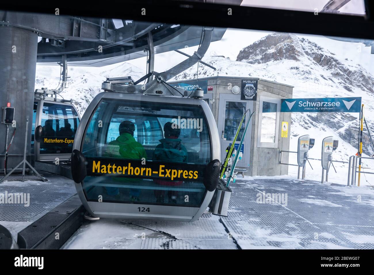 Zermatt, Suisse - 11 novembre 2019: Les touristes sur le téléphérique Matterhorn Express attendent la circulation au sommet du glacier Matterhorn Paradise pour sk Banque D'Images