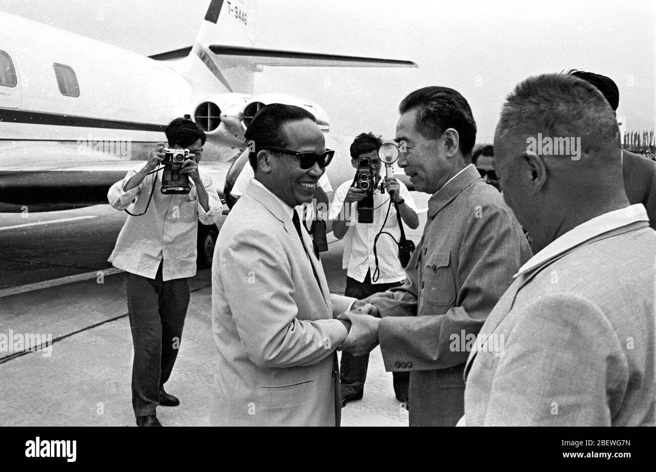 En 1966, le premier ministre Zhou Enlai a accueilli la visite de Suharto en Chine à l'aéroport de Guangzhou Banque D'Images