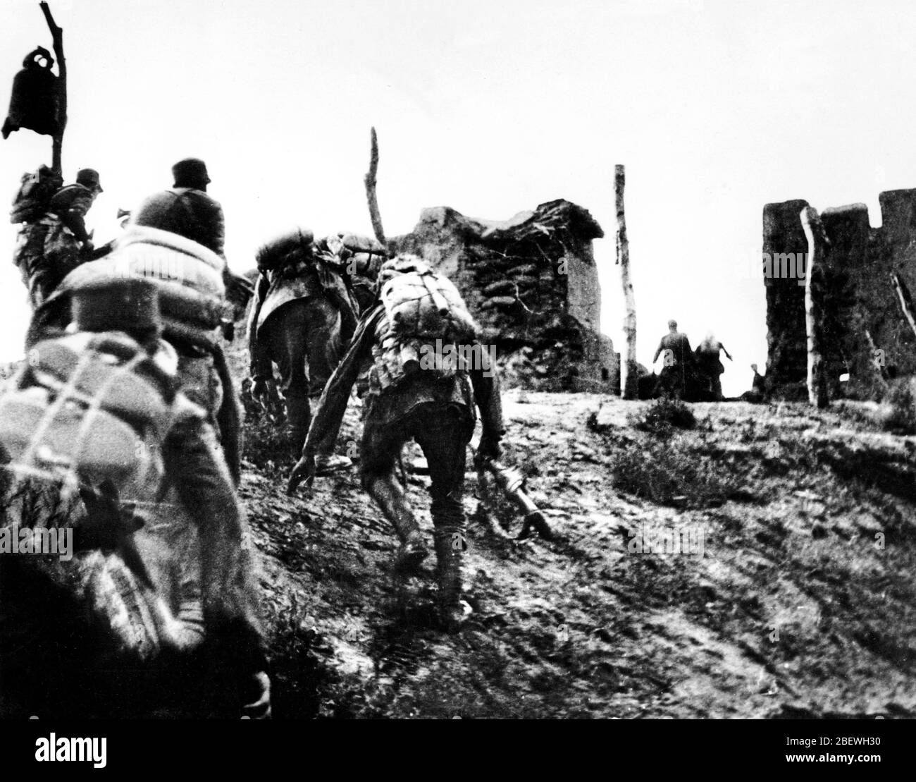 Le 11 juin 1947, dans la bataille de Qingcang, les troupes d'assaut ont pris l'assaut du comté de Qingxian assis par l'armée de Kuomintang Banque D'Images