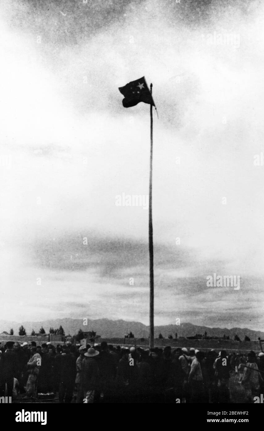 En octobre 1949, le drapeau rouge cinq étoiles survolant Yinchuan à Ningxia après la libération Banque D'Images