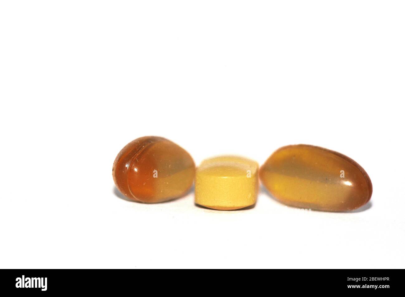 Comprimés comprimés et médicaments médicaments photo du stock de médicaments isolé sur fond blanc. Comprimé, Capsule - Médecine, couleur blanche, fond blanc, découpe Banque D'Images