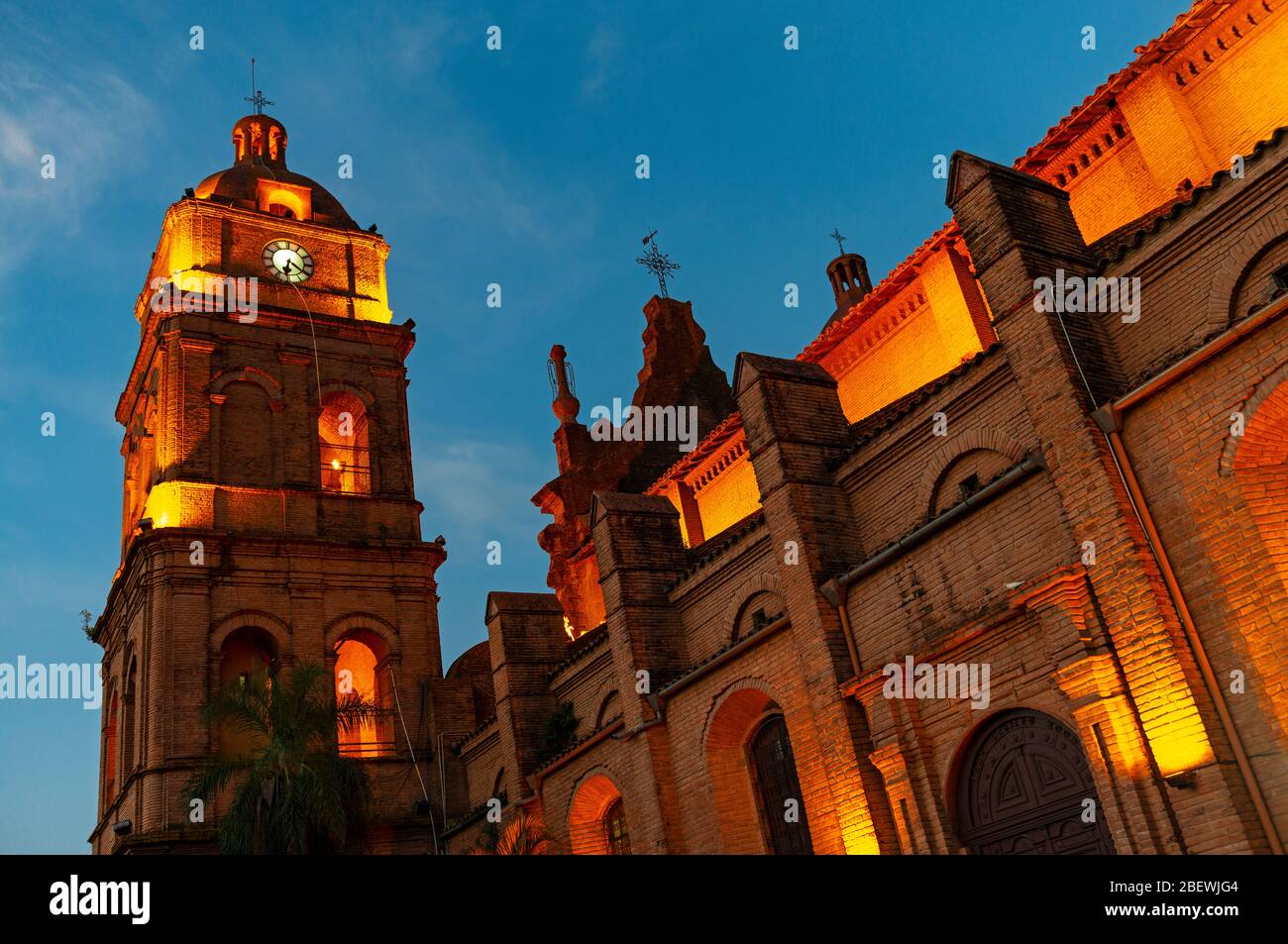 La Basilique de San Lorenzo la nuit, Santa Cruz de la Sierra, Bolivie. Banque D'Images