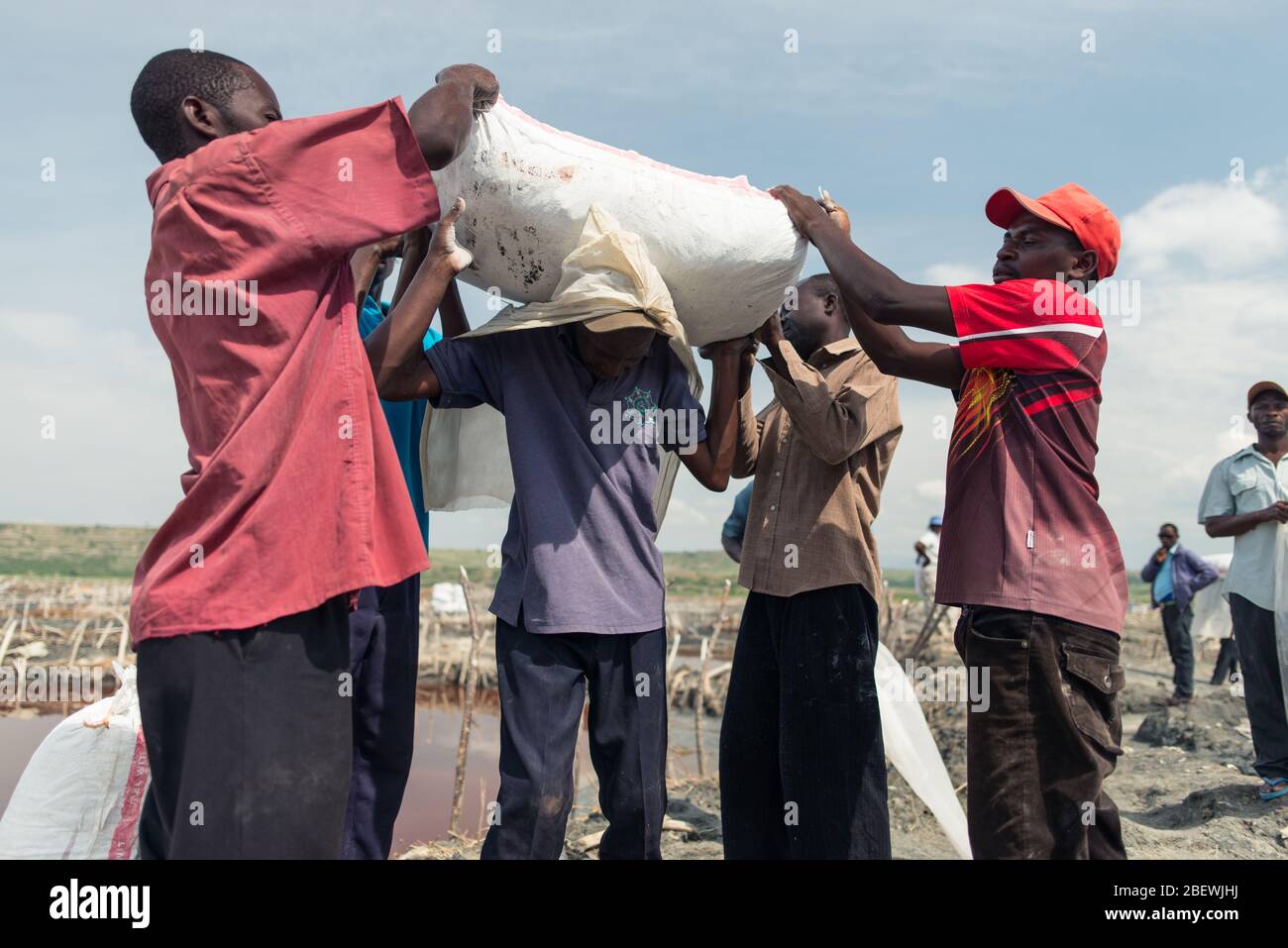 Katwe / Ouganda - 25 octobre 2016 : des Africains travaillant dans l'industrie minière du sel dans un lac salé en Ouganda Banque D'Images