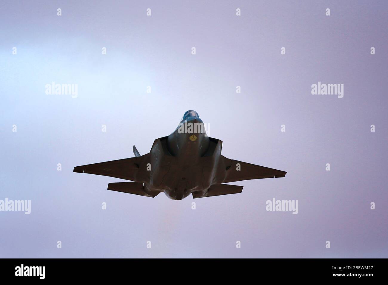 Un avion de chasse F-35 A Lightning II de l'armée de l'air américaine vole près de la garnison AT-Tanf, Syrie, 10 avril 2020. Les forces de la coalition et des partenaires continuent de frapper des organisations extrémistes en Syrie malgré la COVID-19, reflétant l'unité mondiale pour voir une défaite durable livrée contre Daesh. (ÉTATS-UNIS Photo de l'armée par le Sgt. William Howard) Banque D'Images
