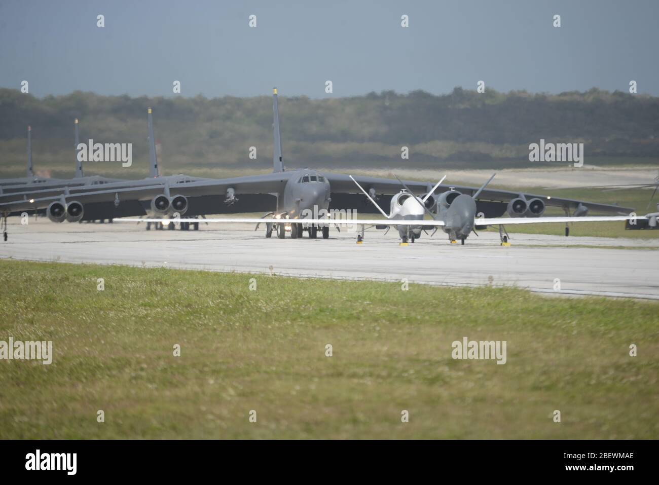 Une marine américaine MH-60 KNIGHTHAWK, U.S. Air Force RQ-4 Global Hawk, Navy MQ-4 C Triton, Air Force B-52 Stratoforteresses, et KC-135 Stratotankers stationnés à la base aérienne d'Andersen, à Guam, effectuent une « promenade des éléphants » le 13 avril 2020. La promenade Elephant Walk montre la capacité et la capacité de la 36ème Escadre à produire de l'énergie aérienne de combat à un moment donné afin d'assurer la stabilité régionale dans toute l'Indo-Pacifique. (ÉTATS-UNIS Photo de la Force aérienne par le Sgt. Cox divin) Banque D'Images