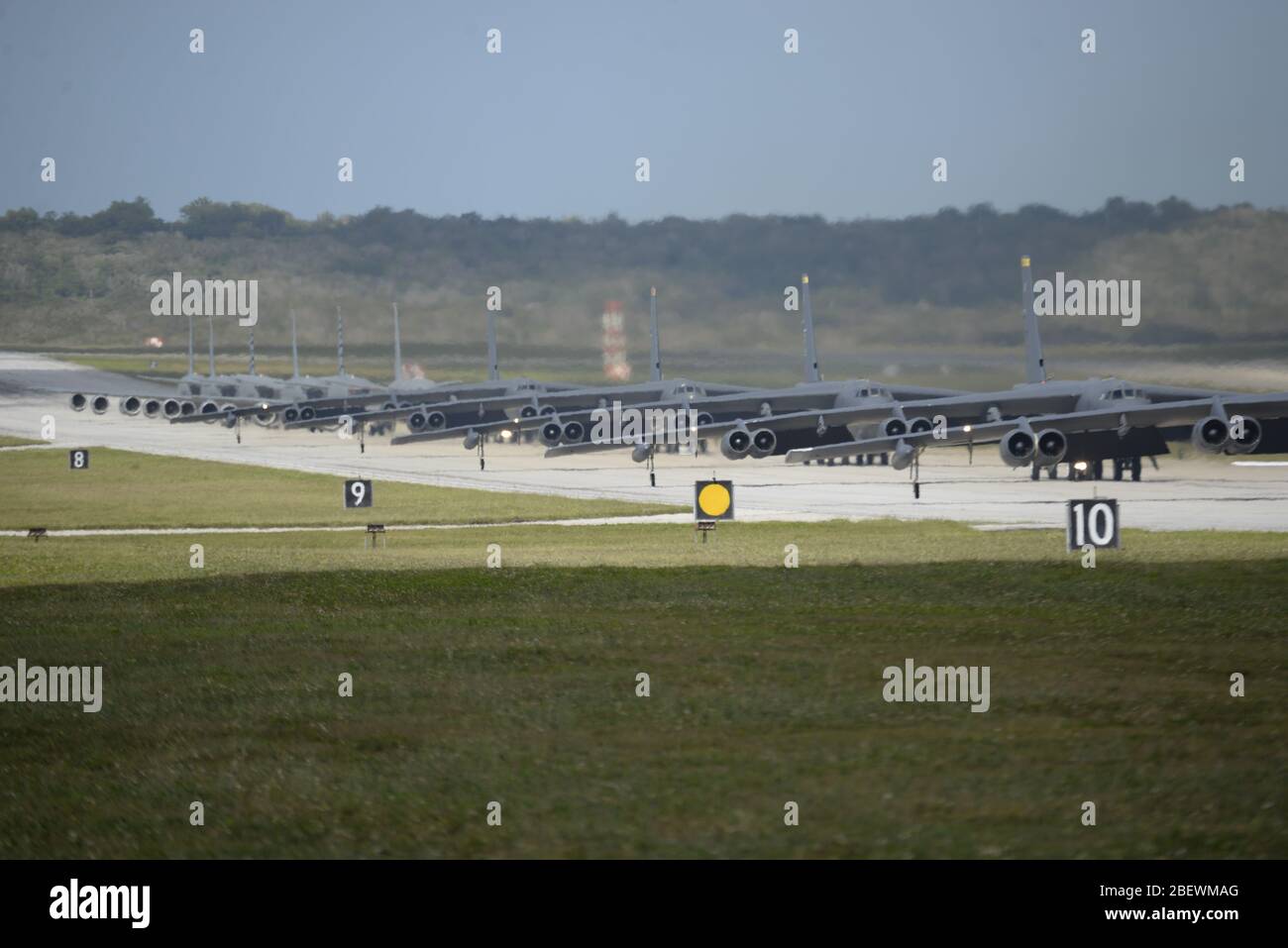 Une marine américaine MH-60 KNIGHTHAWK, MQ-4 C Triton, US Air Force RQ-4 Global Hawk, B-52 Stratoforteresses et KC-135 Stratotankers stationnés à la base aérienne d'Andersen, à Guam, effectuent une « promenade d'éléphant » le 13 avril 2020. La promenade Elephant Walk montre la capacité et la capacité de la 36ème Escadre à produire de l'énergie aérienne de combat à un moment donné afin d'assurer la stabilité régionale dans toute l'Indo-Pacifique. (ÉTATS-UNIS Photo de la Force aérienne par le Sgt. Cox divin) Banque D'Images