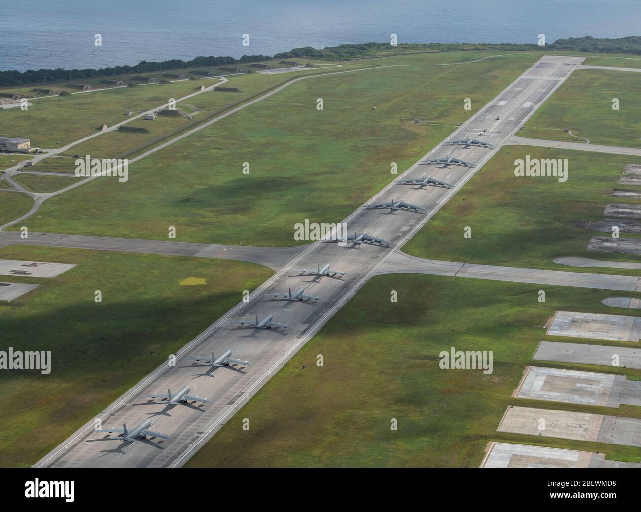 Une marine américaine MH-60 KNIGHTHAWK, U.S. Air Force RQ-4 Global Hawk, Navy MQ-4 C Triton, Air Force B-52 Stratoforteresses, et KC-135 Stratotankers stationnés à la base aérienne d'Andersen, à Guam, effectuent une « promenade des éléphants » le 13 avril 2020. La promenade Elephant Walk montre la capacité et la capacité de la 36ème Escadre à produire de l'énergie aérienne de combat à un moment donné afin d'assurer la stabilité régionale dans toute l'Indo-Pacifique. (ÉTATS-UNIS Photo de la Force aérienne par le premier Airman Michael S. Murphy) Banque D'Images