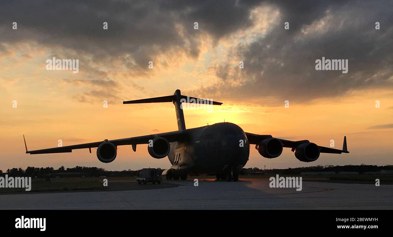 Un C-17 Globemaster III affecté à la 305ème Escadre de mobilité aérienne est stationné sur la ligne de vol de la base conjointe McGuire-dix-Lakehurst, N.J., le 5 avril 2020. Le C-17 peut effectuer des missions tactiques de transport aérien et de descente d'air et peut transporter des portées et des patients ambulatoires pendant les évacuations aéromédicales. (ÉTATS-UNIS Photo de la Force aérienne par le Maj Brian Wagner) Banque D'Images