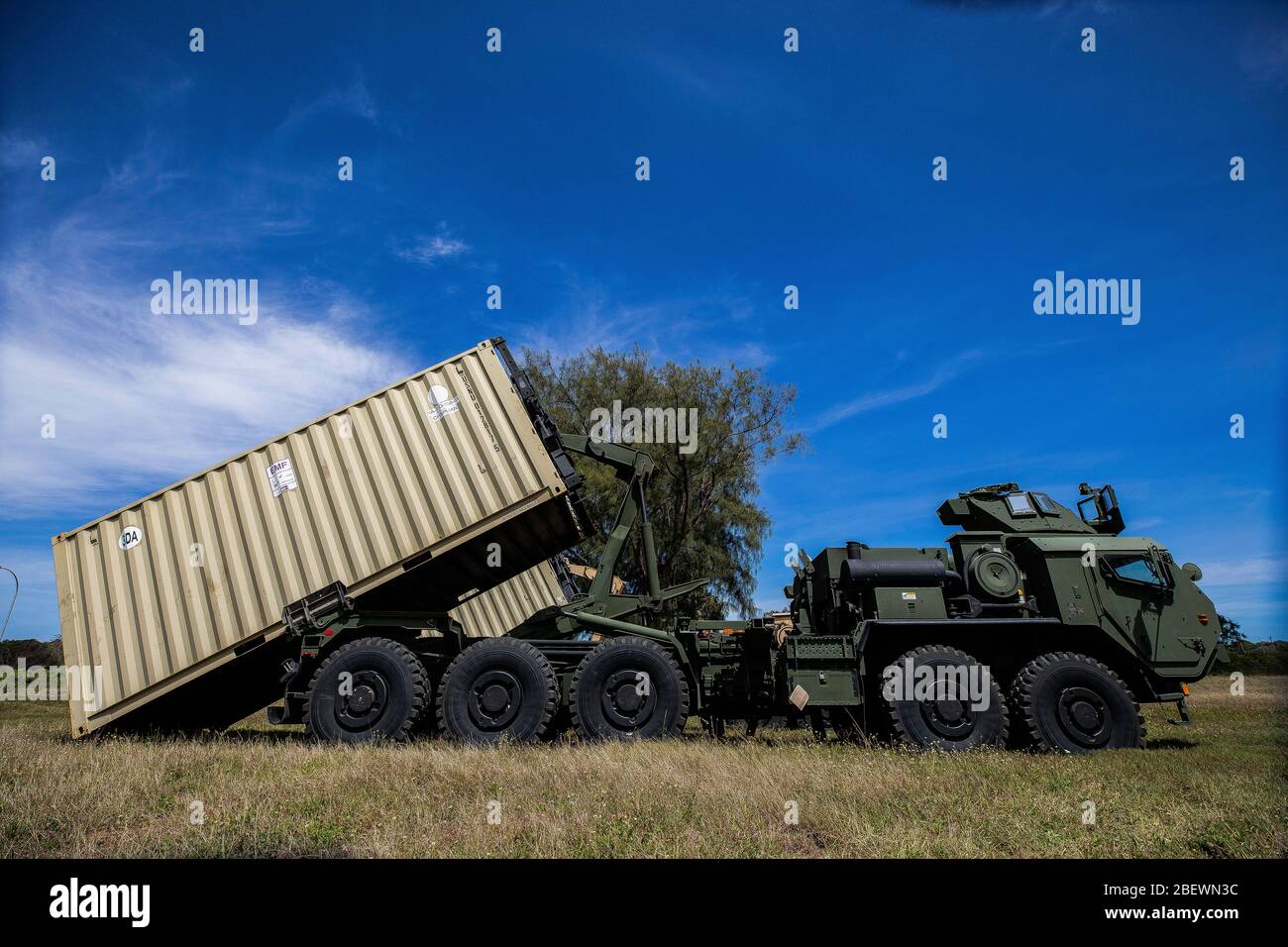 DEDEDEDO, Guam (14 avril 2020) UN corps maritime américain MKR18 Cargo Logistic Vehicle System Replacement (LVSR) décharge un conteneur de l'Organisation internationale de normalisation avec des matériaux pour la construction d'un centre médical expéditionnaire (EMF), le 14 avril 2020. Le FEM fournira des capacités médicales étendues à l’appui de la réponse COVID-19 du Département de la défense et permettra aux forces d’être postcontraintes de soutenir Guam et la région si une mission de soutien à la défense des autorités civiles est demandée. (ÉTATS-UNIS Photo du corps marin par Sgt. Hailey D. Clay) Banque D'Images